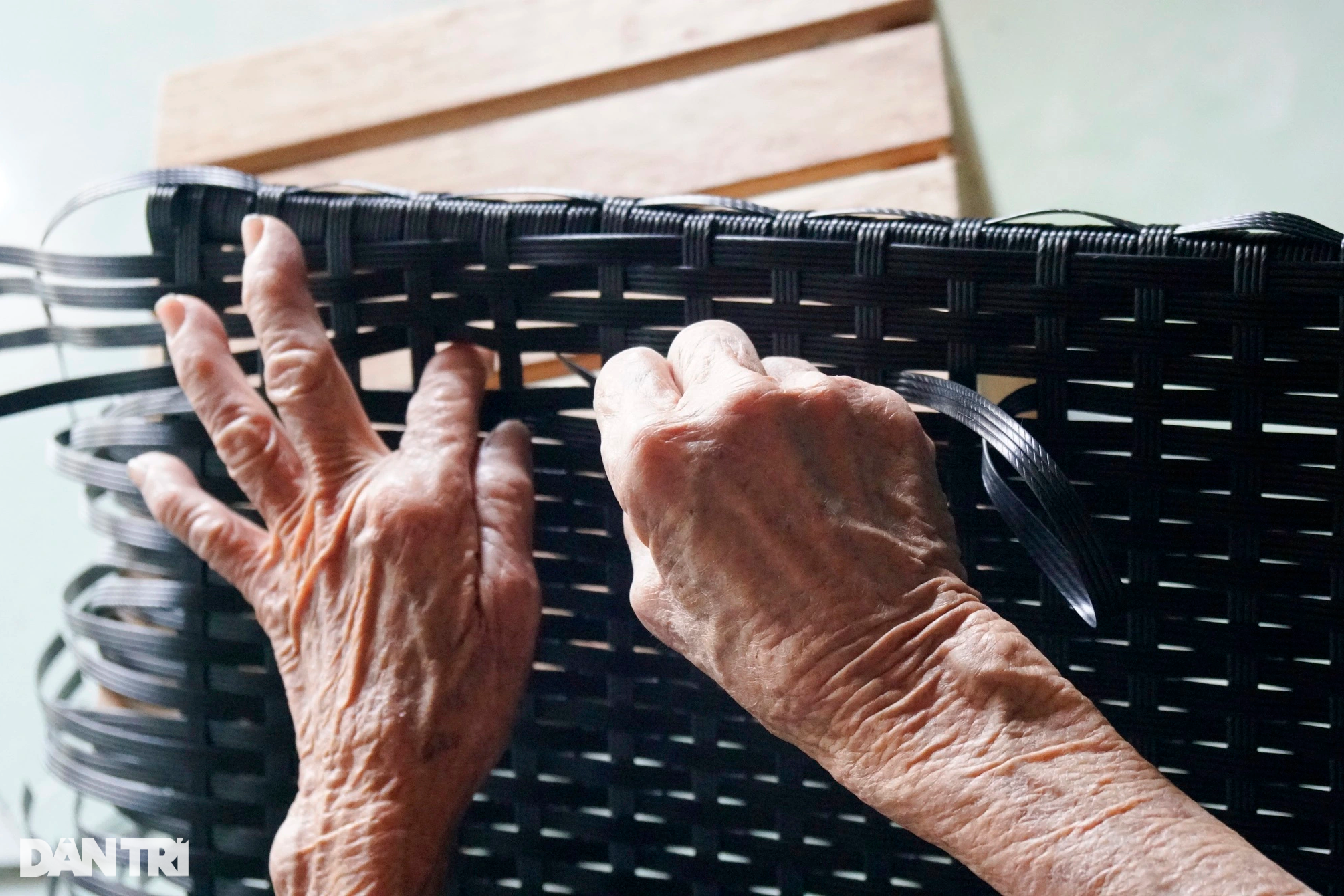 Cụ bà 90 tuổi miệt mài đan đồ nhựa để đỡ phụ thuộc, làm phiền con cháu - 3