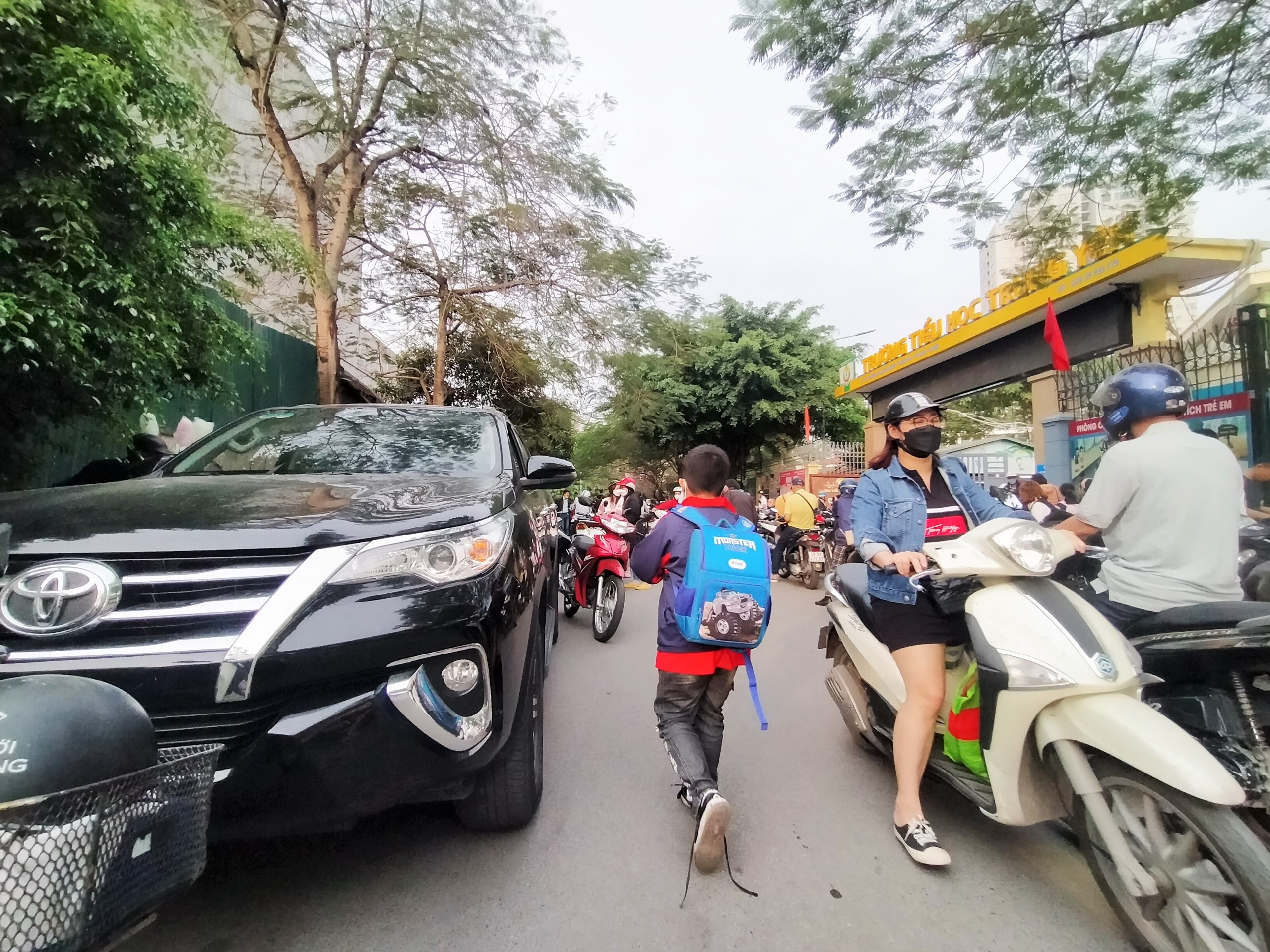 Hà Nội: Ô tô đỗ tràn lan trước cổng trường, học sinh luyện kỹ năng né xe - 13