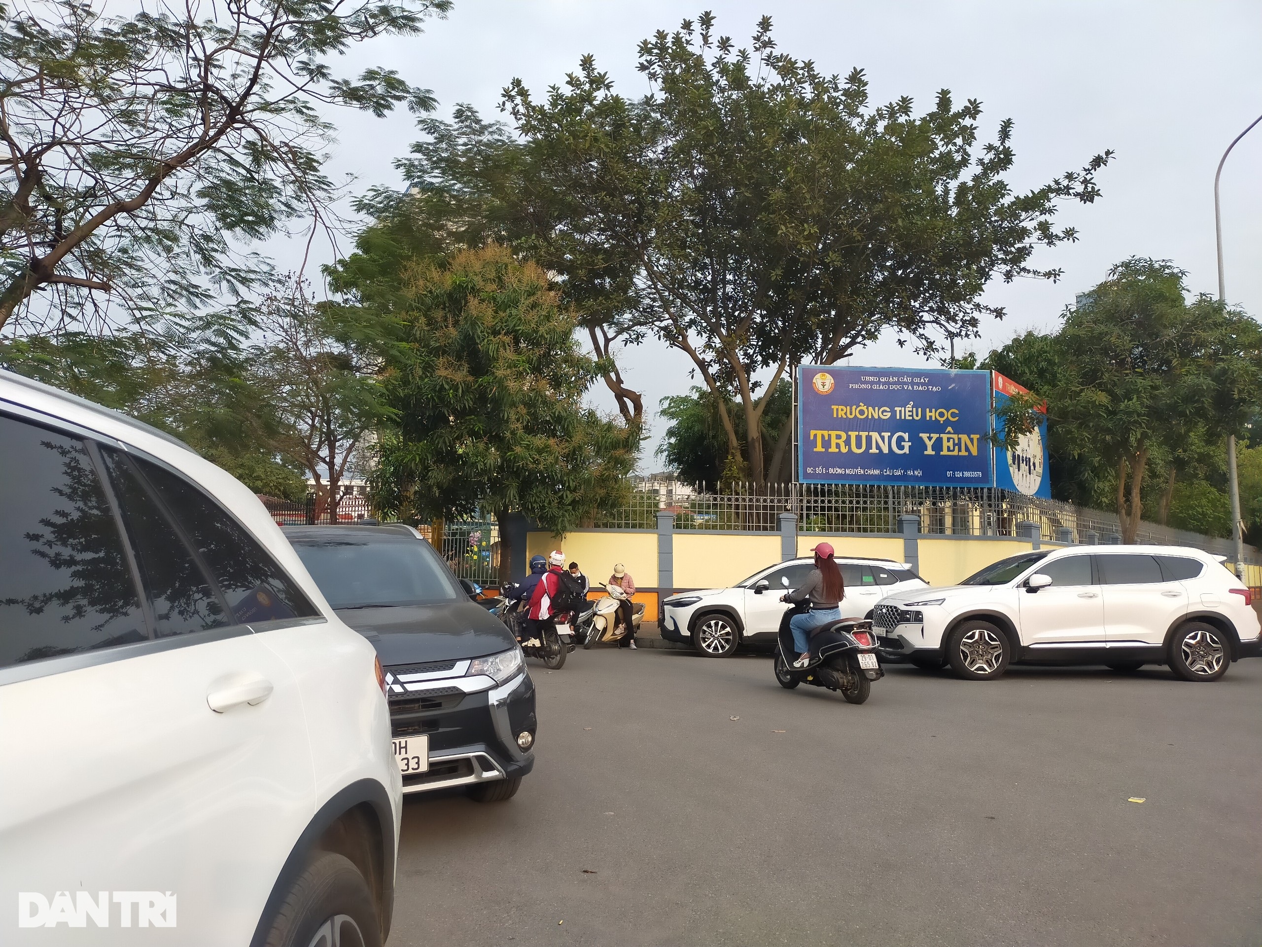 Hà Nội: Ô tô đỗ tràn lan trước cổng trường, học sinh luyện kỹ năng né xe - 14 Hà Nội: Ô tô đỗ tràn lan trước cổng trường, học sinh luyện kỹ năng né xe - 14