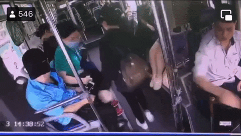 Phụ xe tung cước khống chế tên trộm điện thoại trên xe buýt ở Hà Nội - 1