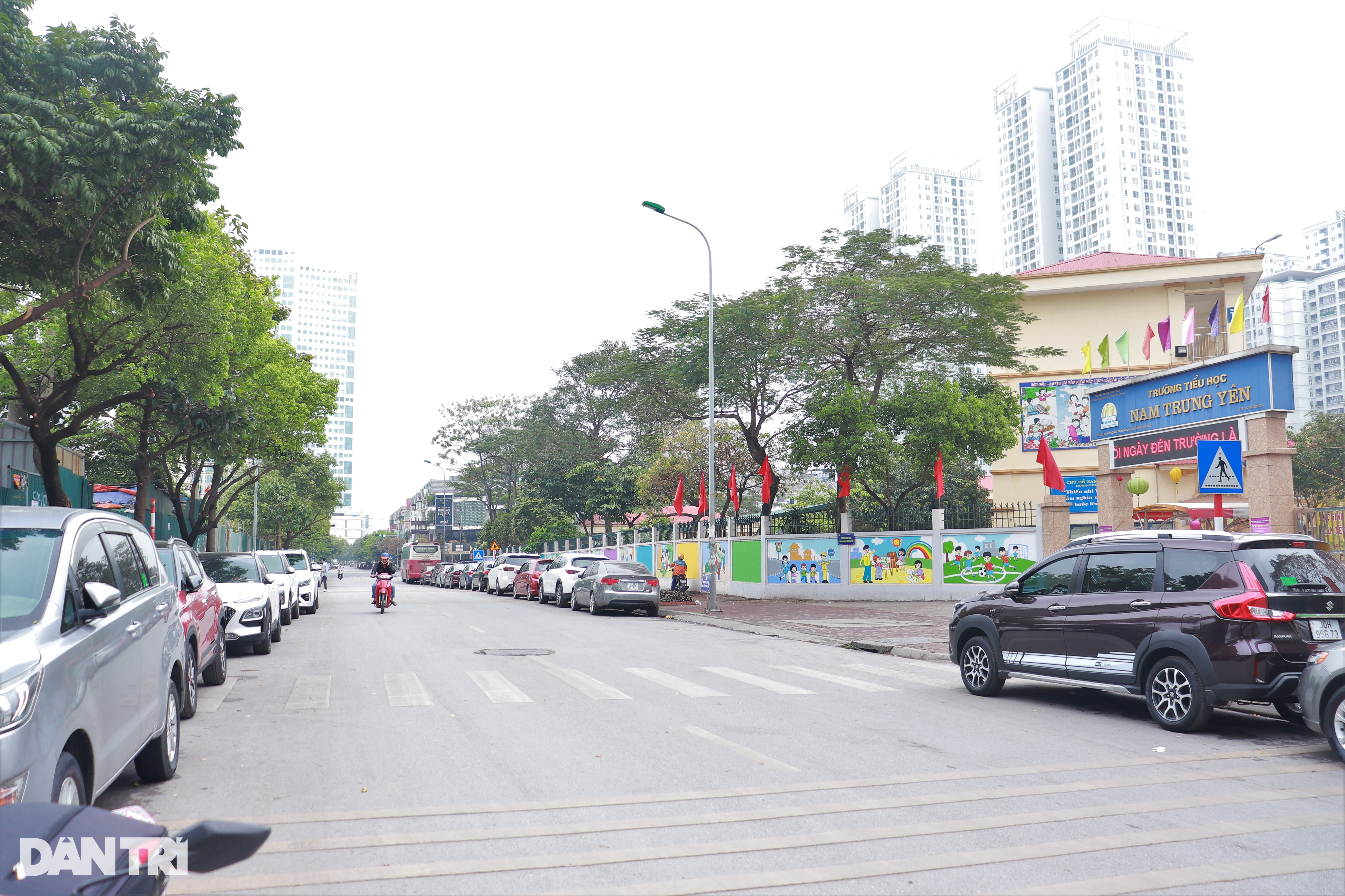 Hà Nội: Ô tô đỗ tràn lan trước cổng trường, học sinh luyện kỹ năng né xe - 7