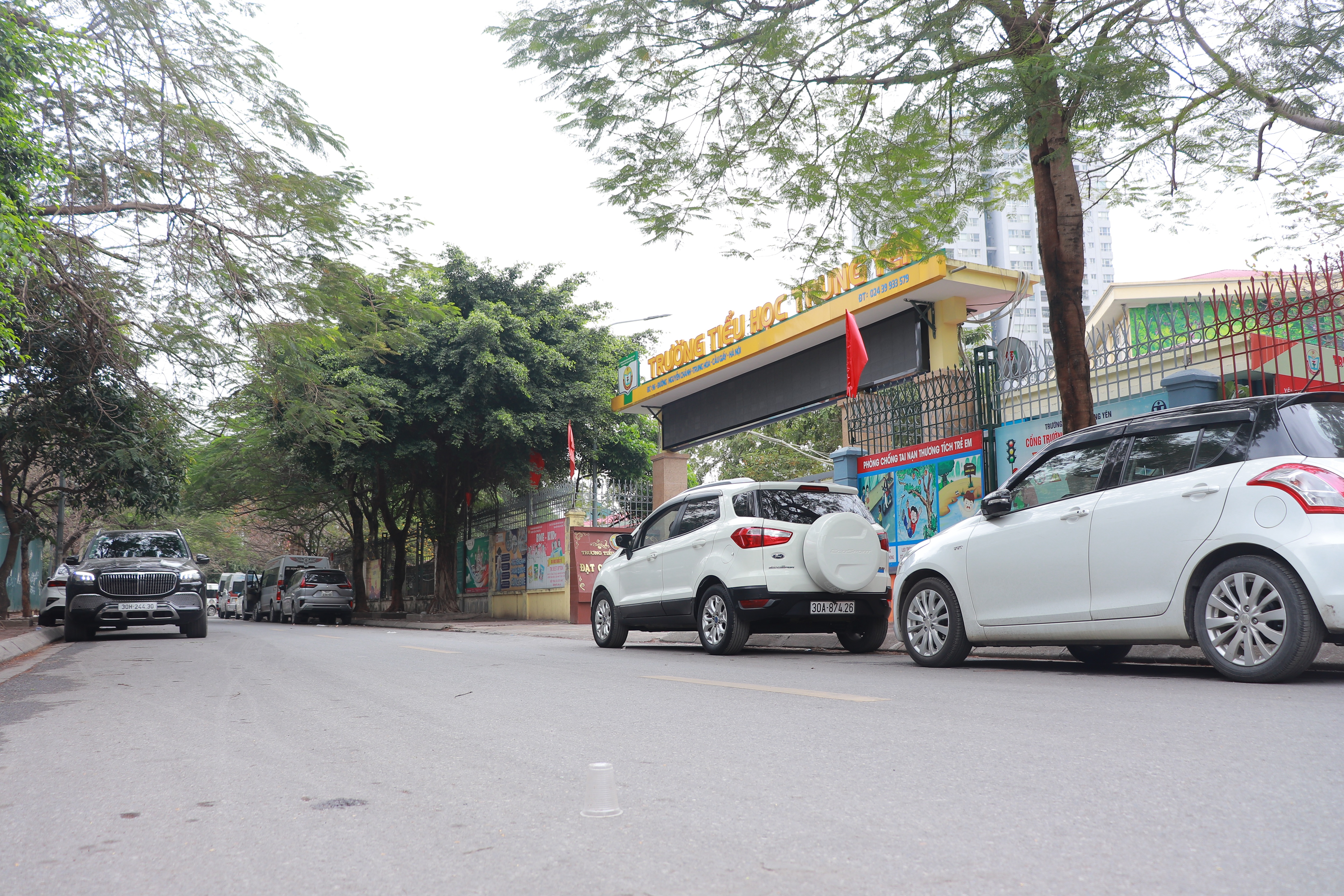Hà Nội: Ô tô đỗ tràn lan trước cổng trường, học sinh luyện kỹ năng né xe - 12