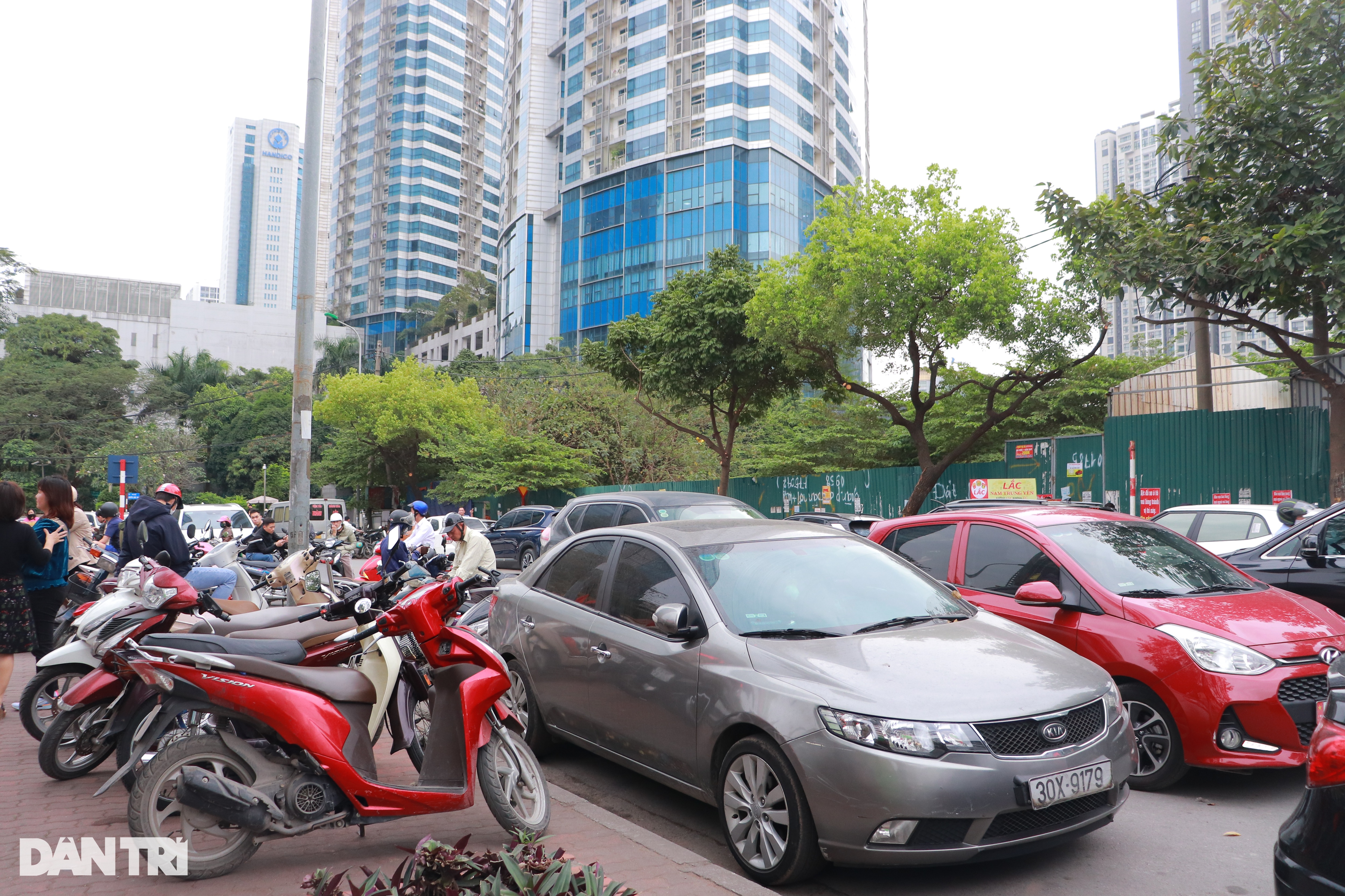 Hà Nội: Ô tô đỗ tràn lan trước cổng trường, học sinh luyện kỹ năng né xe - 10 Hà Nội: Ô tô đỗ tràn lan trước cổng trường, học sinh luyện kỹ năng né xe - 10