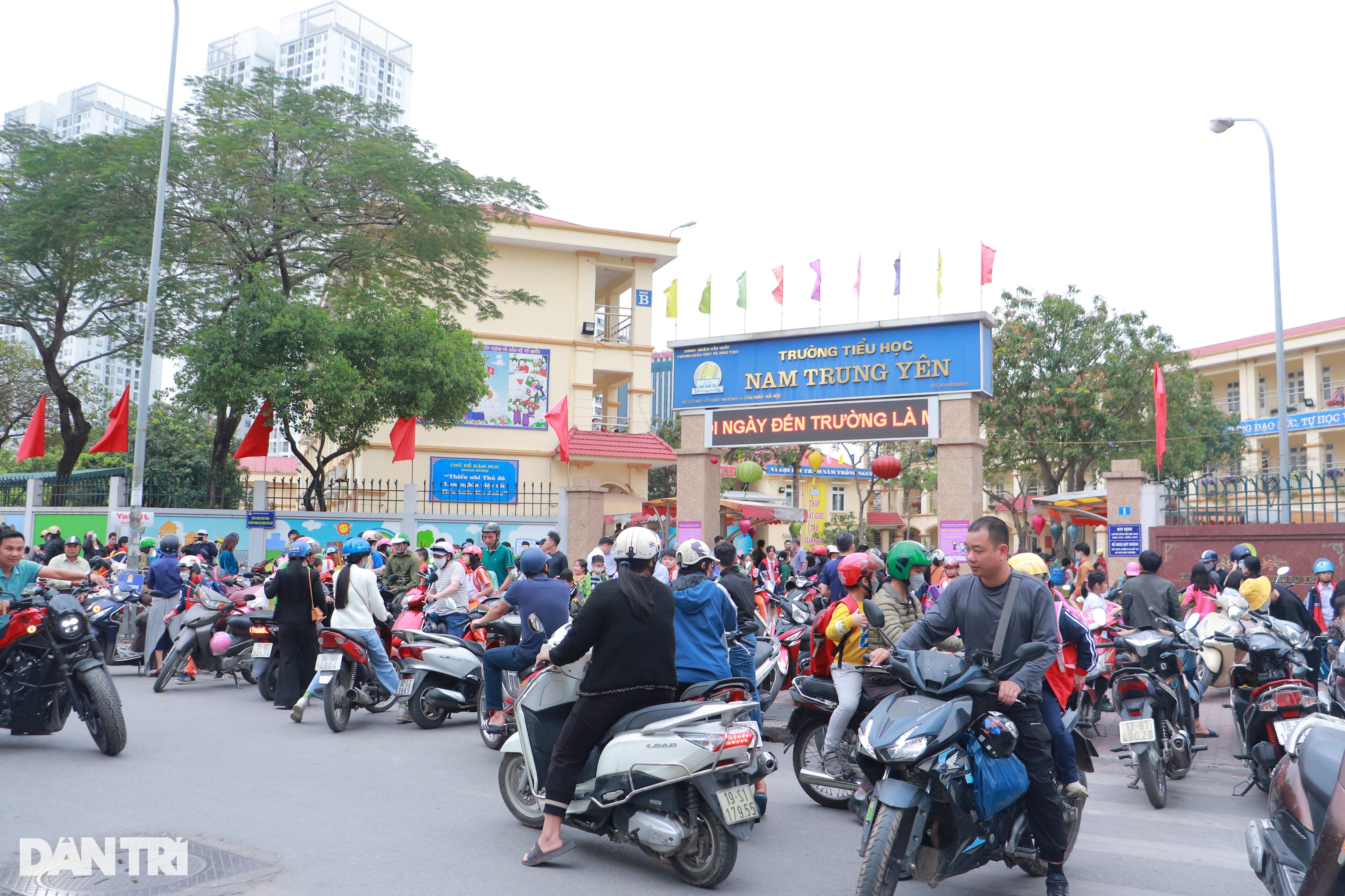 Hà Nội: Ô tô đỗ tràn lan trước cổng trường, học sinh luyện kỹ năng né xe - 8 Hà Nội: Ô tô đỗ tràn lan trước cổng trường, học sinh luyện kỹ năng né xe - 8