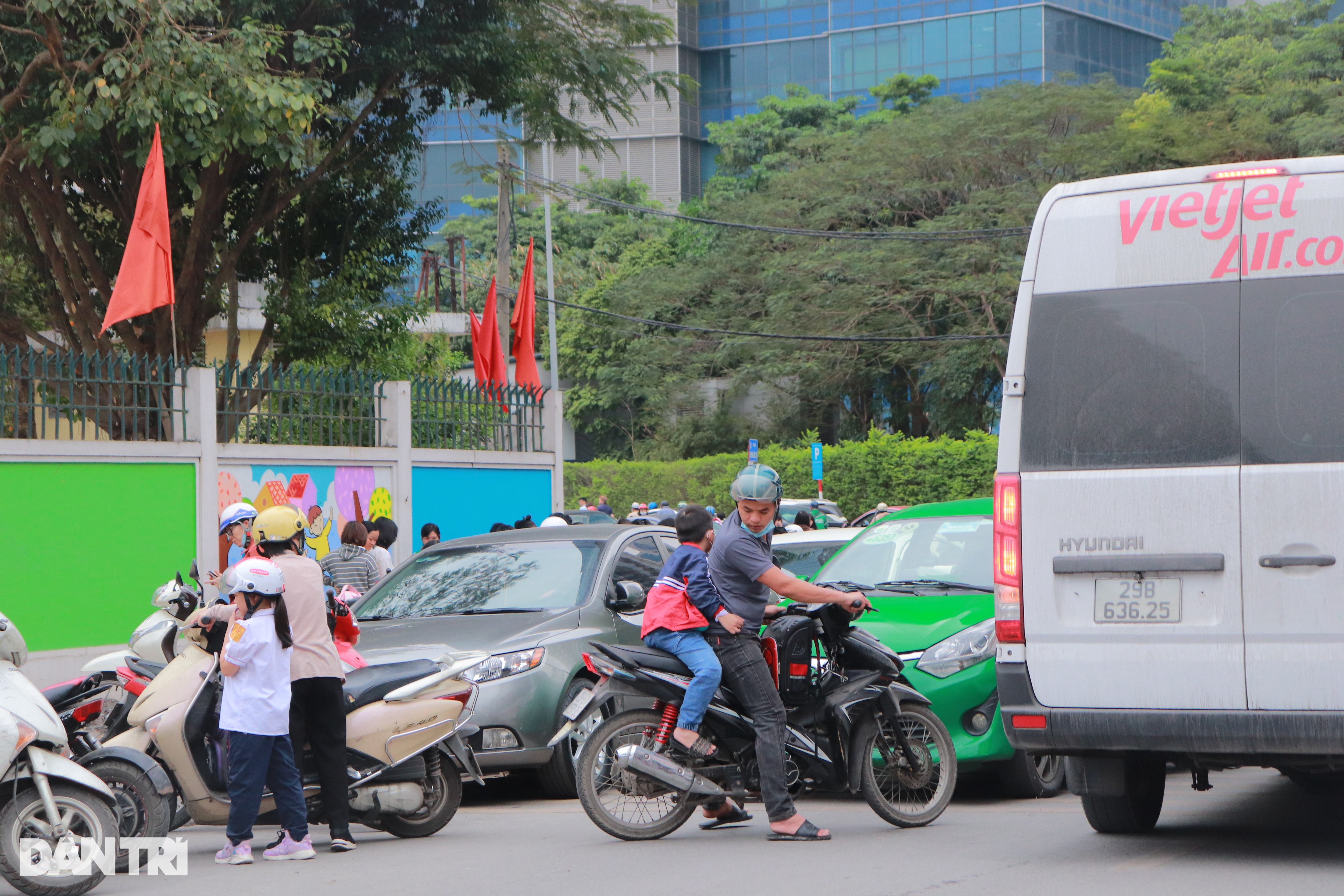 Hà Nội: Ô tô đỗ tràn lan trước cổng trường, học sinh luyện kỹ năng né xe - 11