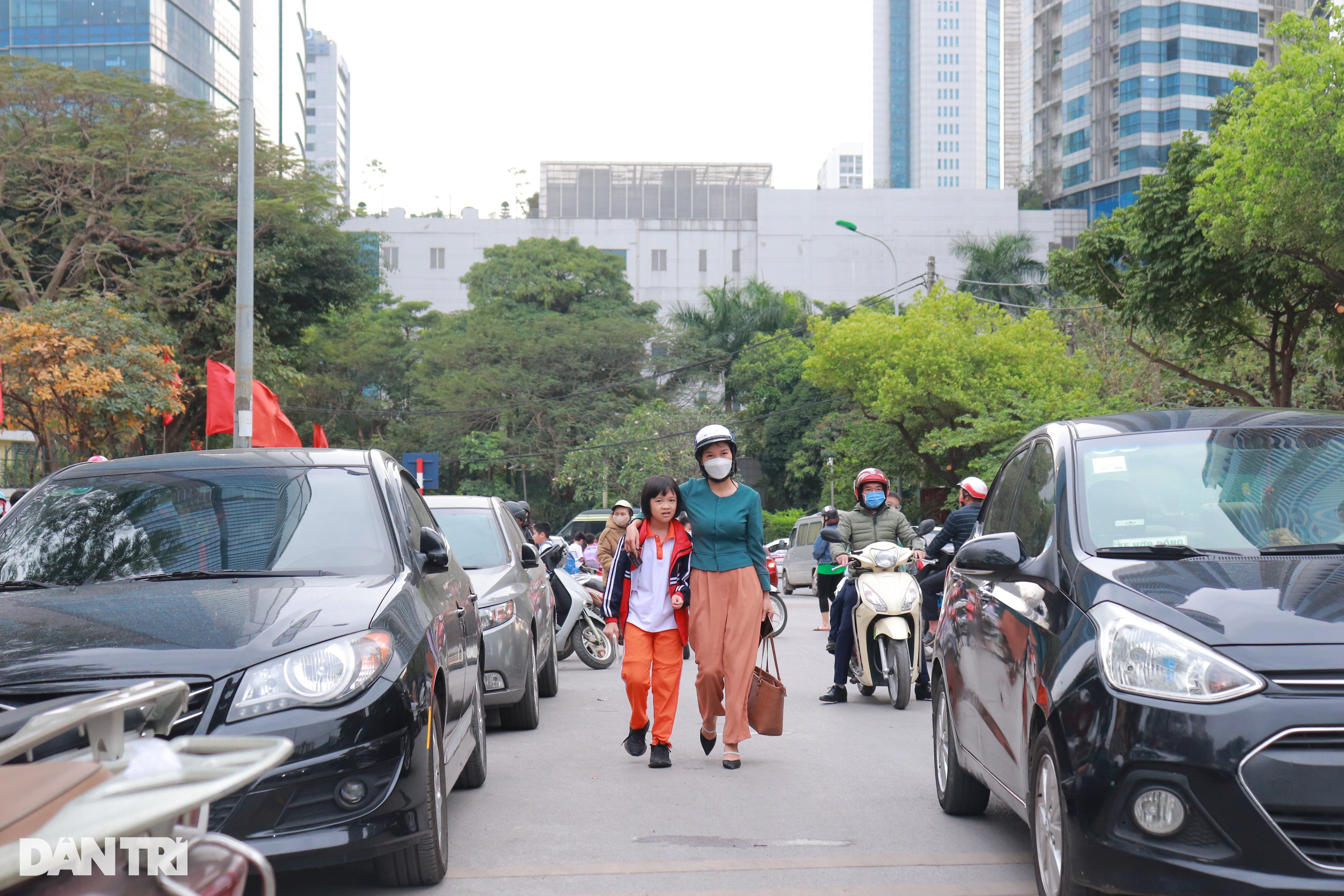 Hà Nội: Ô tô đỗ tràn lan trước cổng trường, học sinh luyện kỹ năng né xe - 9