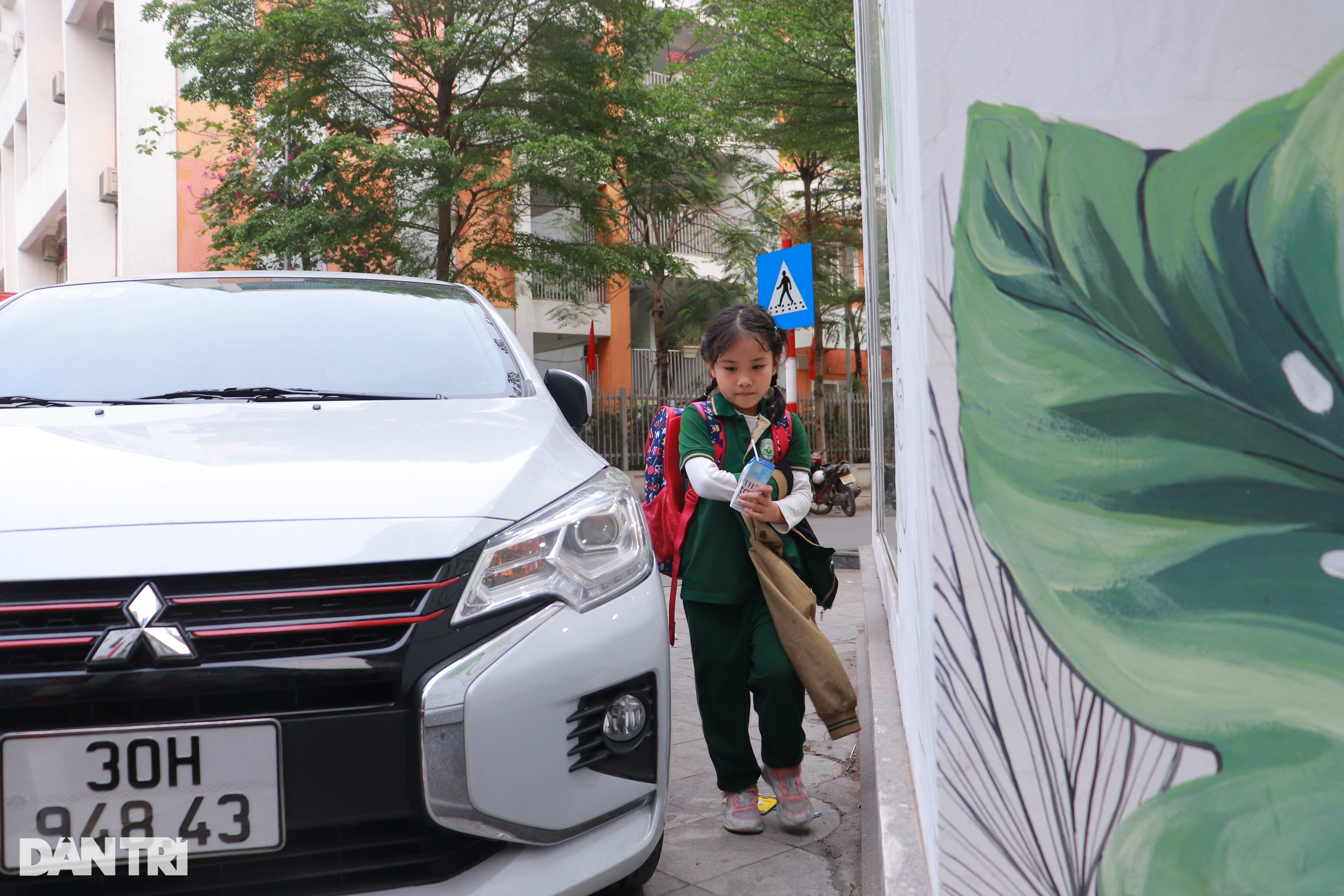 Hà Nội: Ô tô đỗ tràn lan trước cổng trường, học sinh luyện kỹ năng né xe - 5 Hà Nội: Ô tô đỗ tràn lan trước cổng trường, học sinh luyện kỹ năng né xe - 5