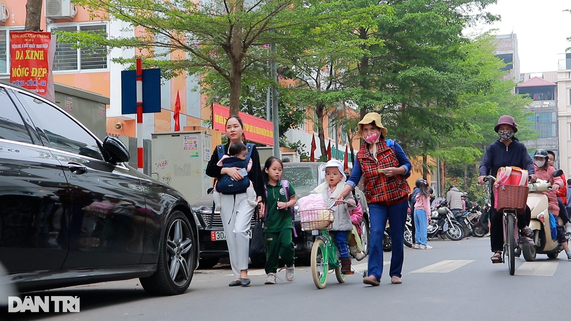 Hà Nội: Ô tô đỗ tràn lan trước cổng trường, học sinh luyện kỹ năng né xe - 6