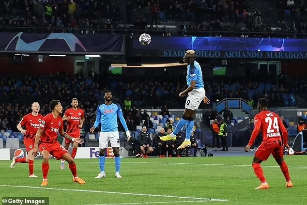 Osimhen chói sáng giúp Napoli giành vé vào tứ kết Champions League - 1