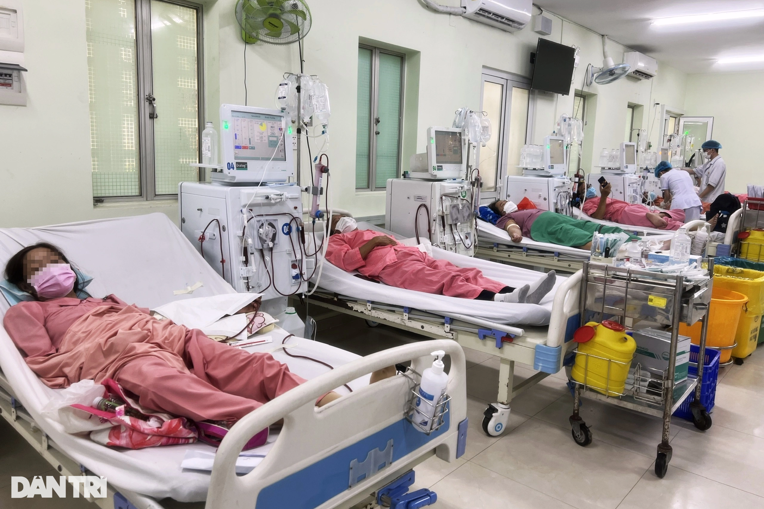 Quá tải chạy thận ở TPHCM: Bác sĩ bất lực, đau xót từ chối bệnh nhân - 8 Quá tải chạy thận ở TPHCM: Bác sĩ bất lực, đau xót từ chối bệnh nhân - 8