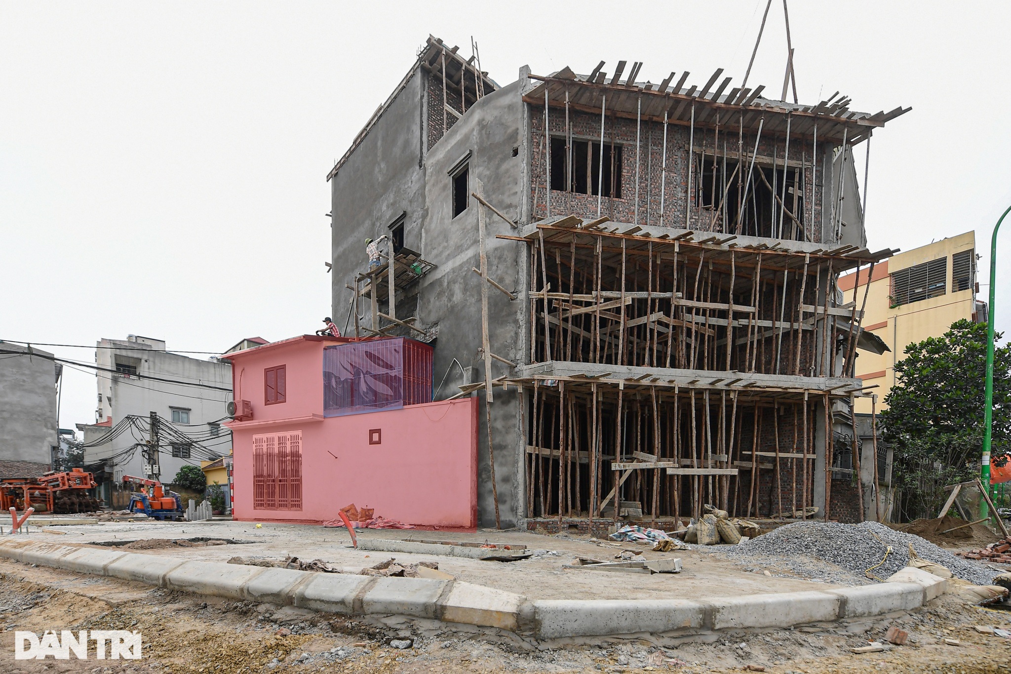 Những căn nhà méo mó, siêu mỏng mọc trên tuyến đường mới ở Hà Nội - 3