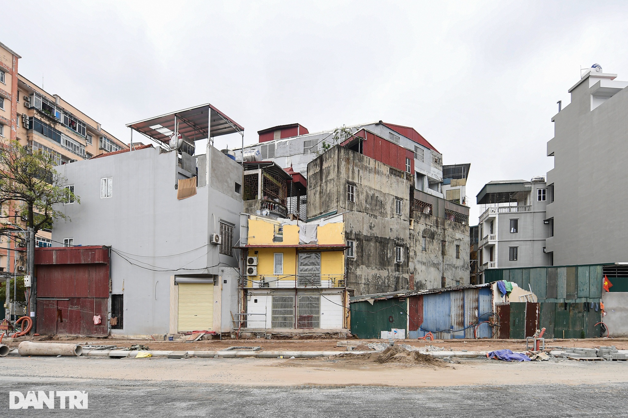 Những căn nhà méo mó, siêu mỏng mọc trên tuyến đường mới ở Hà Nội - 2