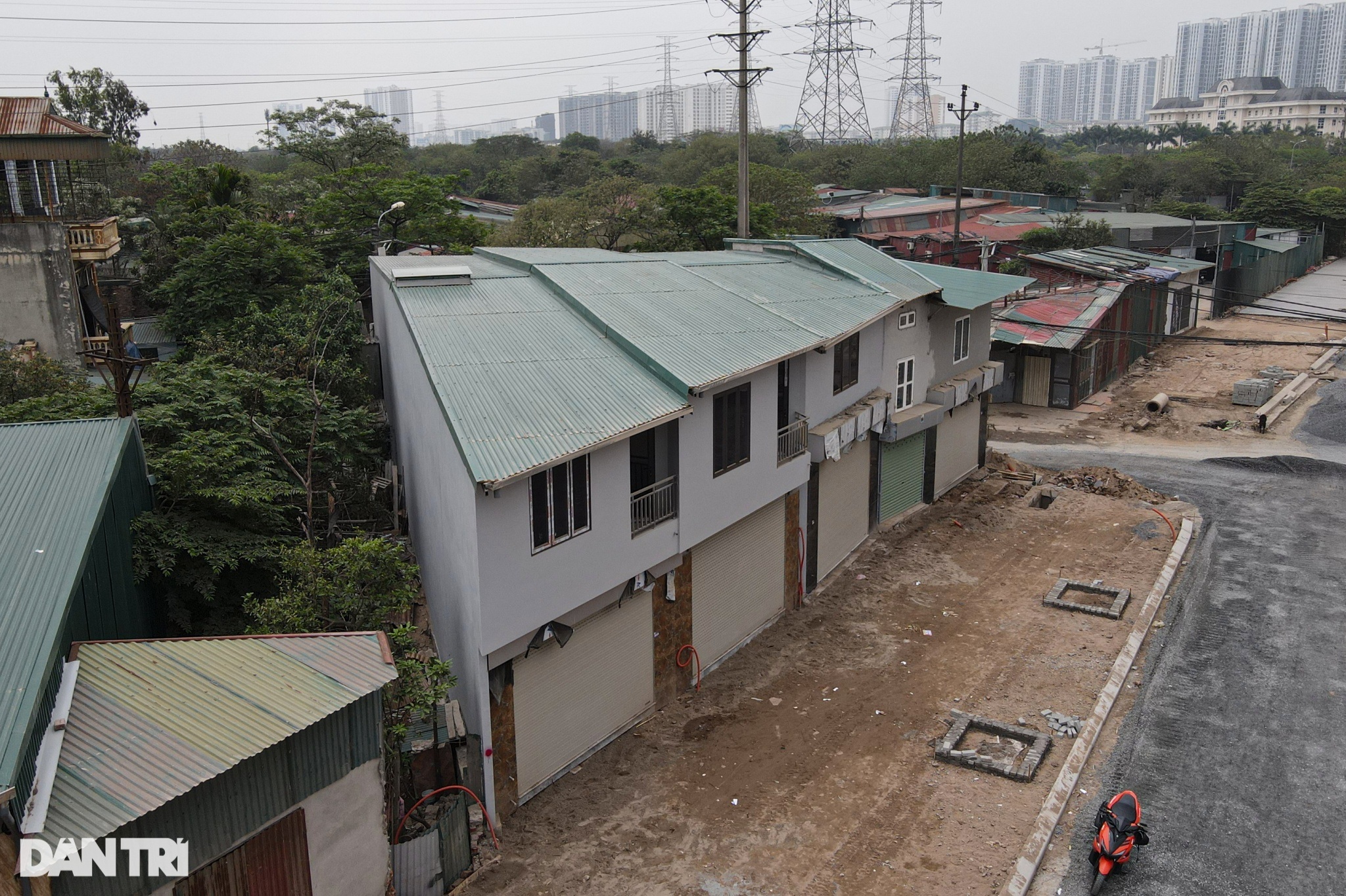 Những căn nhà méo mó, siêu mỏng mọc trên tuyến đường mới ở Hà Nội - 9
