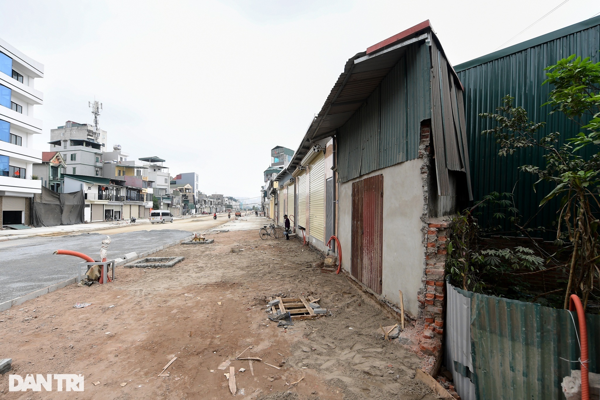 Những căn nhà méo mó, siêu mỏng mọc trên tuyến đường mới ở Hà Nội - 10
