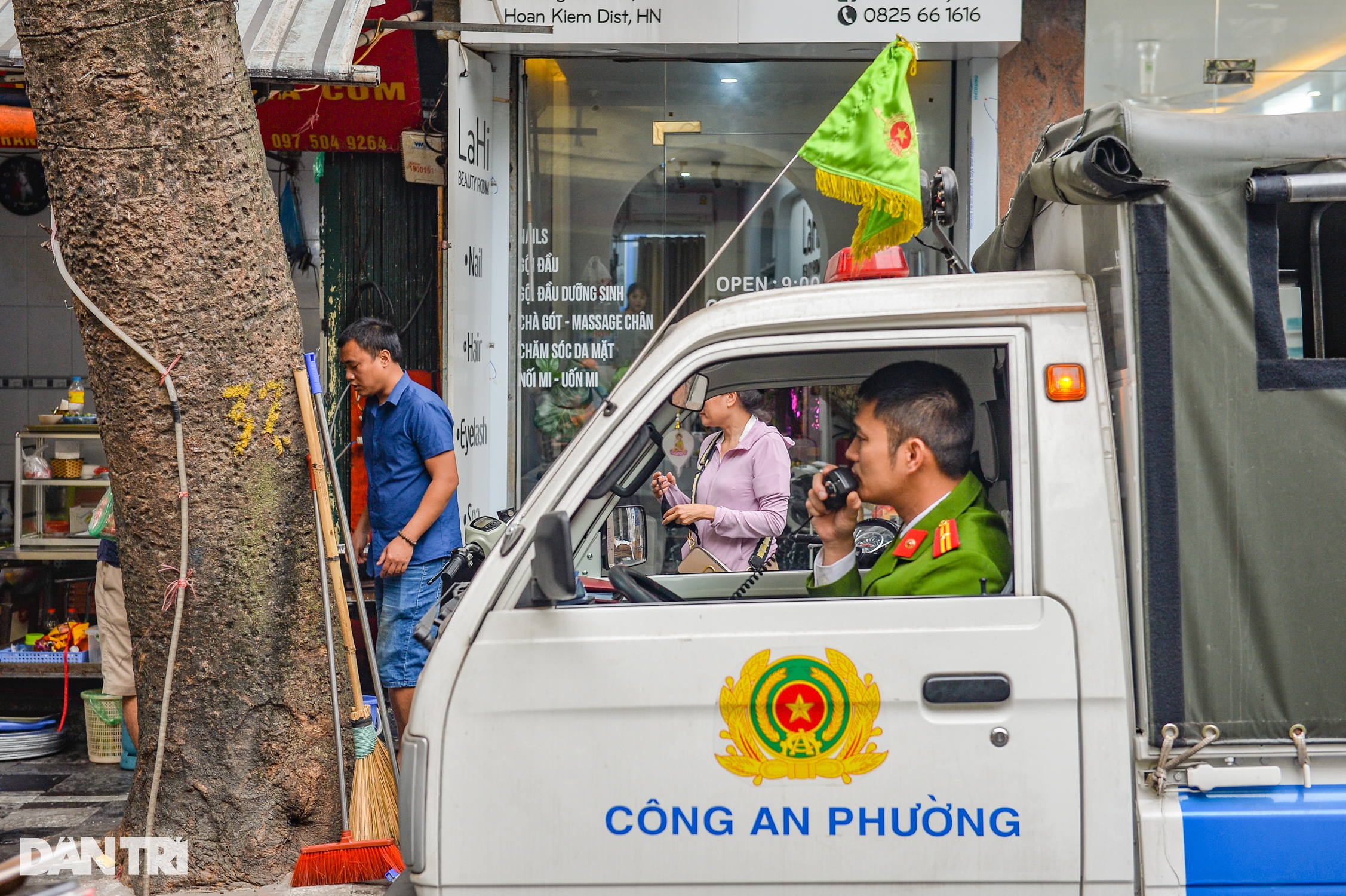 Giành vỉa hè ở Hà Nội, công an đi phía trước dân lấn chiếm đằng sau   - 6