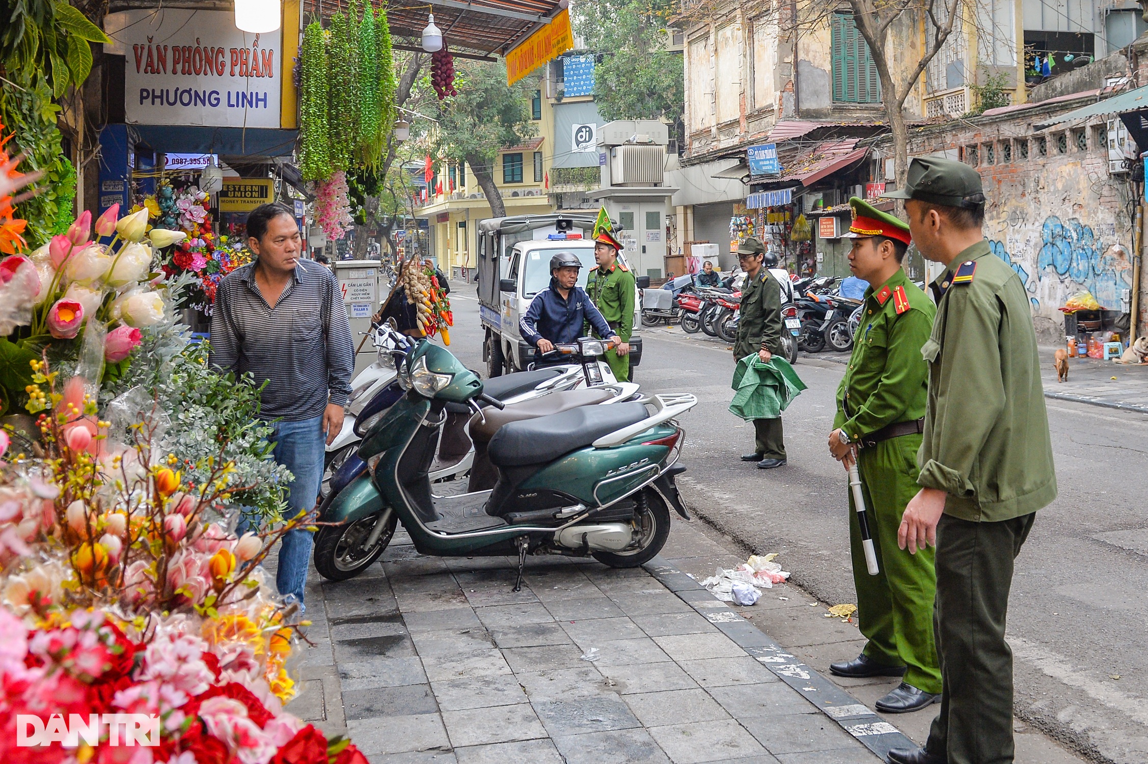 Giành vỉa hè ở Hà Nội, công an đi phía trước dân lấn chiếm đằng sau   - 7