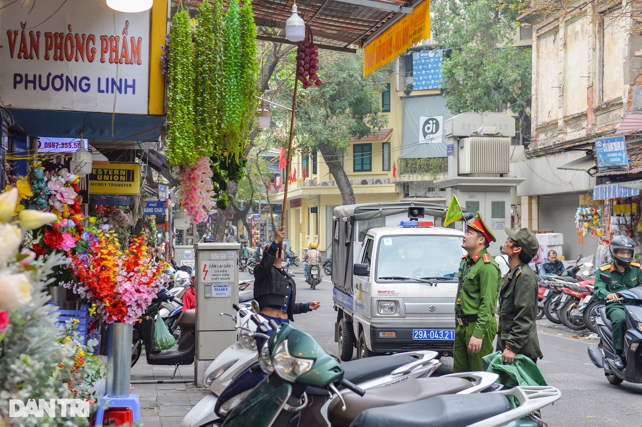 Giành vỉa hè ở Hà Nội, công an đi phía trước dân lấn chiếm đằng sau - 8 Giành vỉa hè ở Hà Nội, công an đi phía trước dân lấn chiếm đằng sau - 8