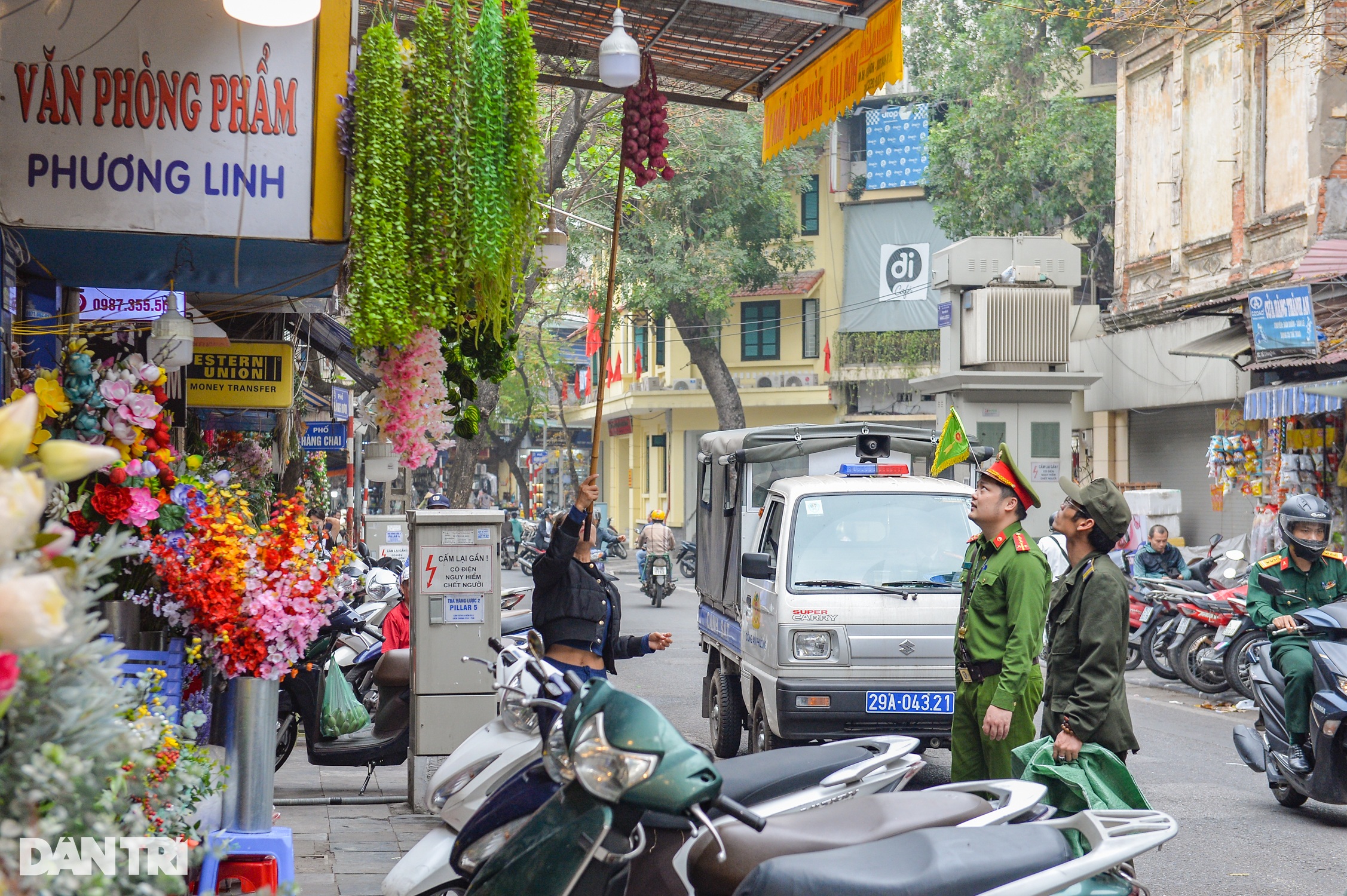 Giành vỉa hè ở Hà Nội, công an đi phía trước dân lấn chiếm đằng sau   - 8