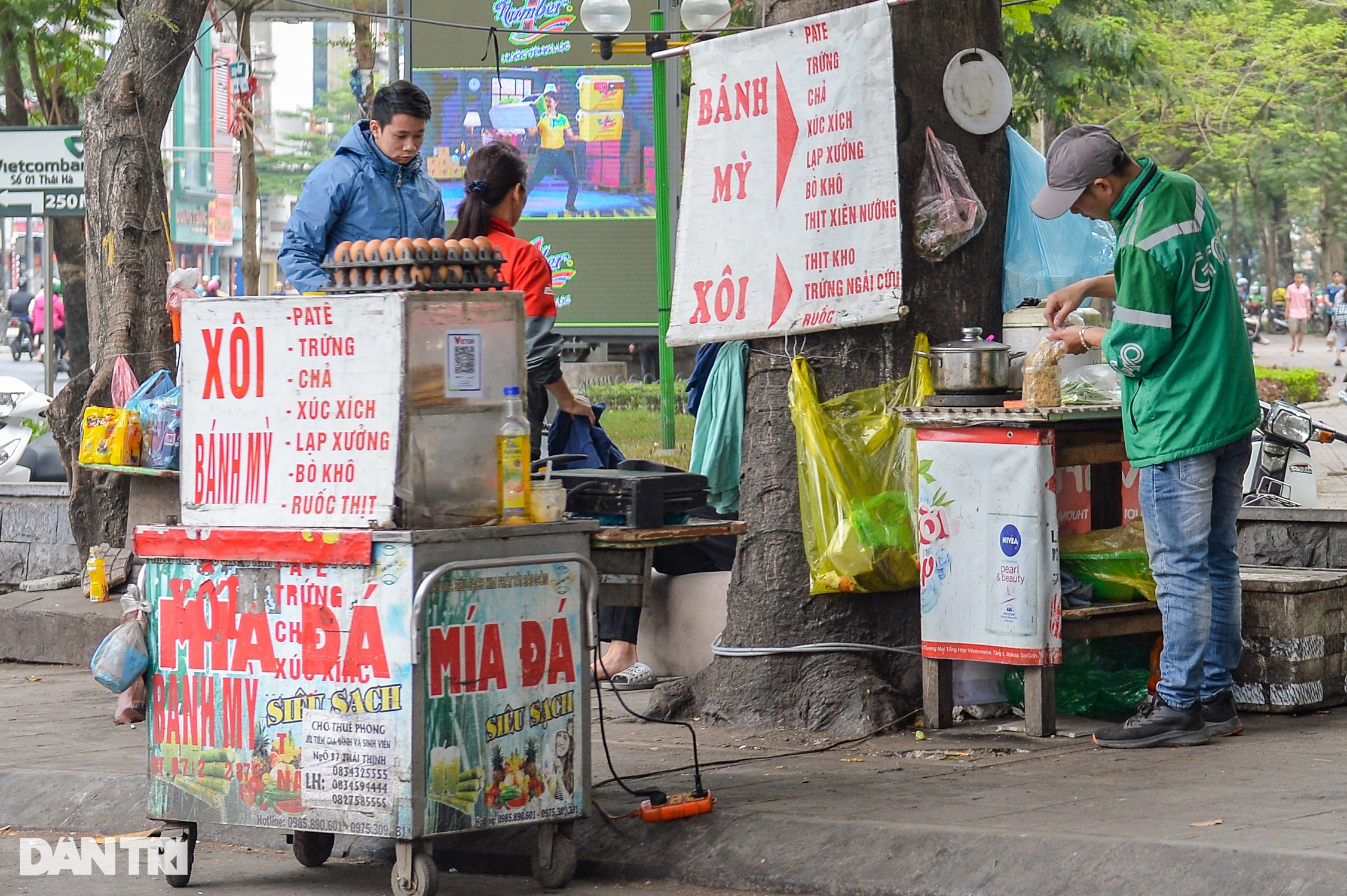 Giành vỉa hè ở Hà Nội, công an đi phía trước dân lấn chiếm đằng sau   - 3