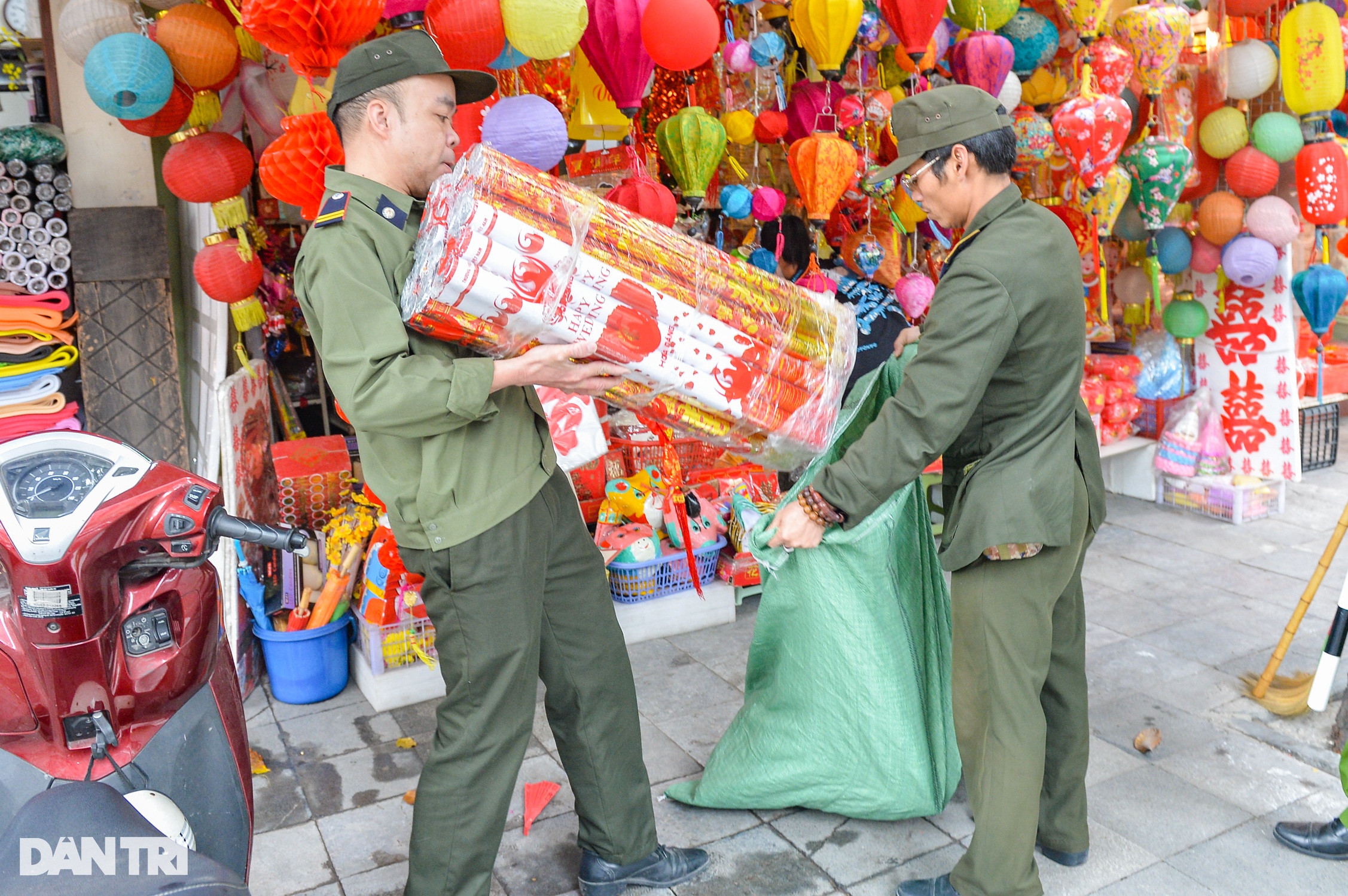 Giành vỉa hè ở Hà Nội, công an đi phía trước dân lấn chiếm đằng sau   - 12