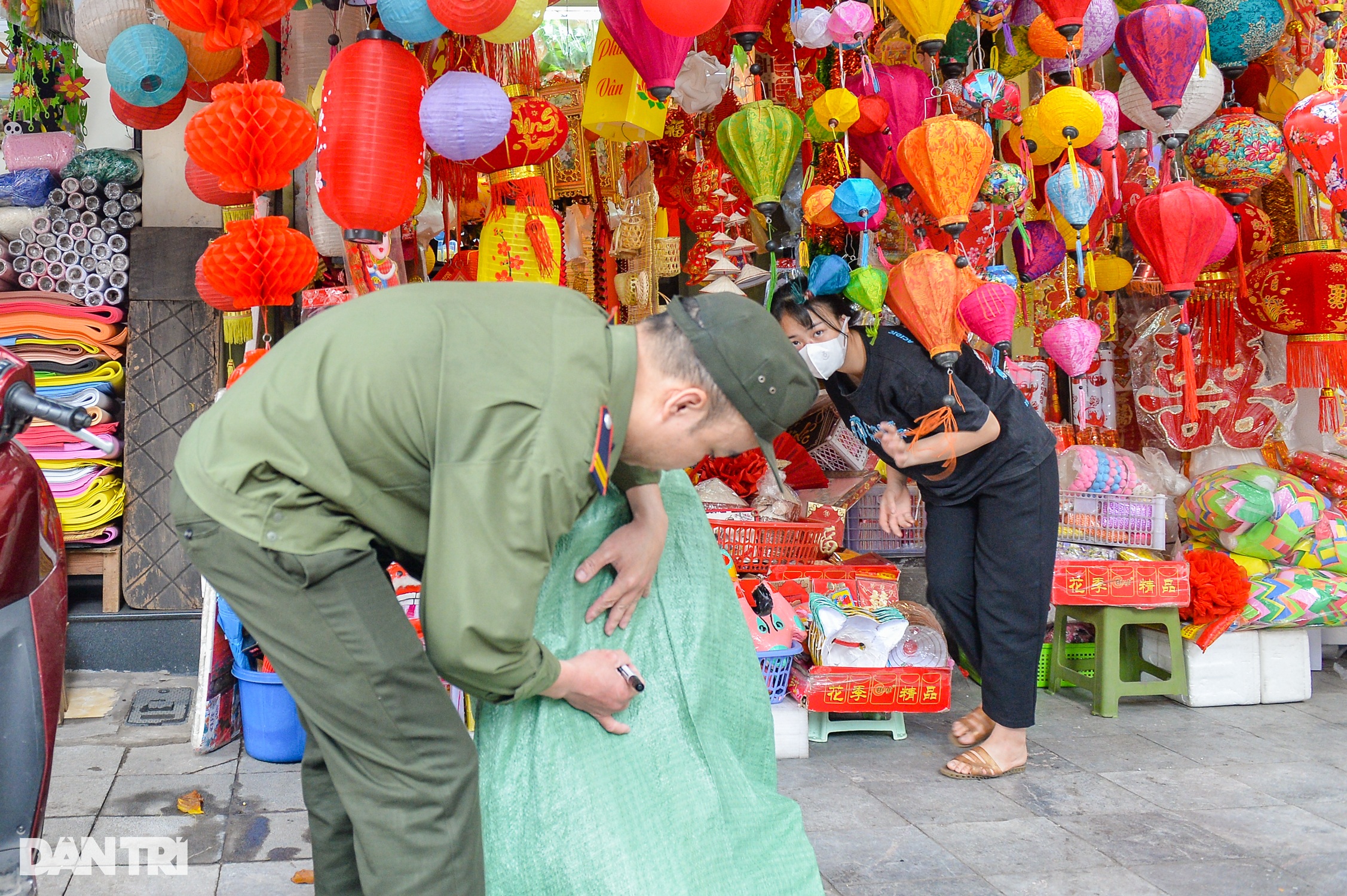 Giành vỉa hè ở Hà Nội, công an đi phía trước dân lấn chiếm đằng sau - 11 Giành vỉa hè ở Hà Nội, công an đi phía trước dân lấn chiếm đằng sau - 11