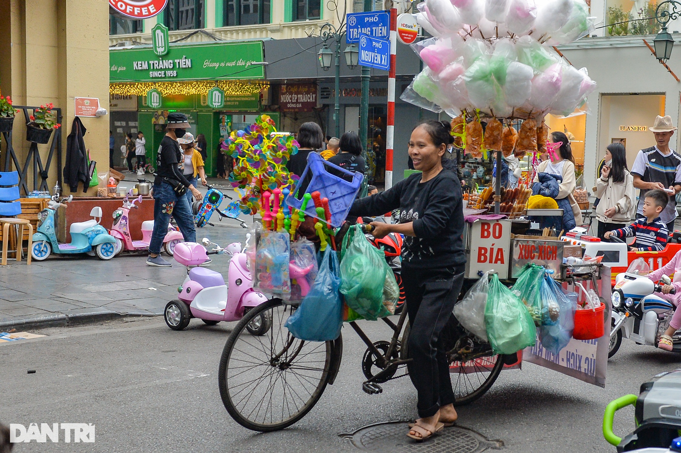 Giành vỉa hè ở Hà Nội, công an đi phía trước dân lấn chiếm đằng sau   - 5
