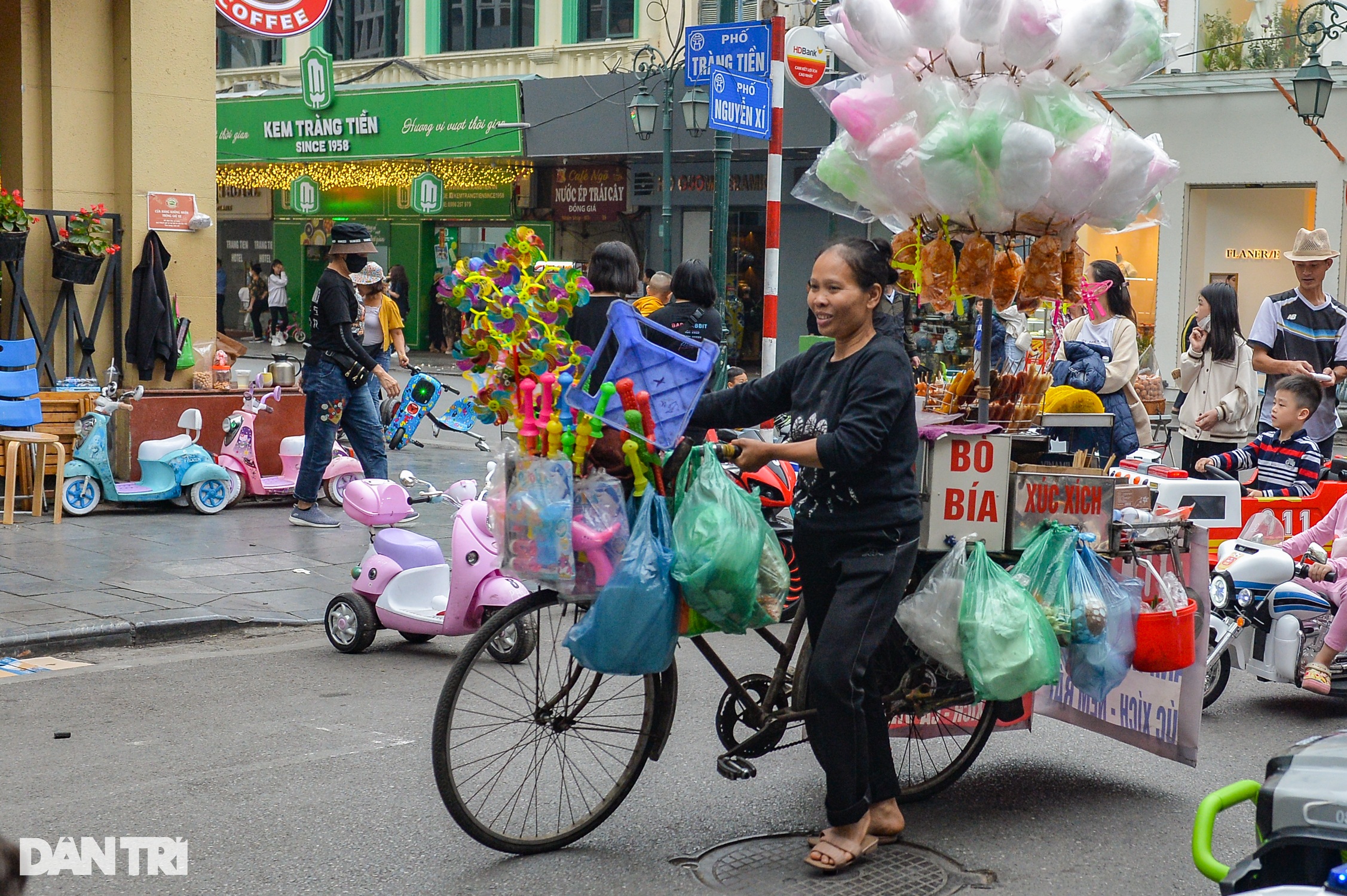 Giành vỉa hè ở Hà Nội, công an đi phía trước dân lấn chiếm đằng sau - 5 Giành vỉa hè ở Hà Nội, công an đi phía trước dân lấn chiếm đằng sau - 5