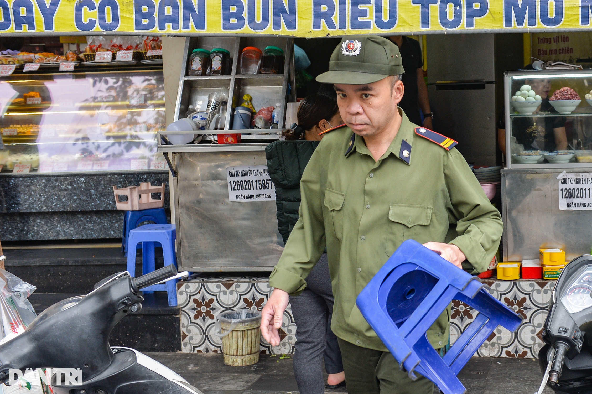 Giành vỉa hè ở Hà Nội, công an đi phía trước dân lấn chiếm đằng sau - 10 Giành vỉa hè ở Hà Nội, công an đi phía trước dân lấn chiếm đằng sau - 10