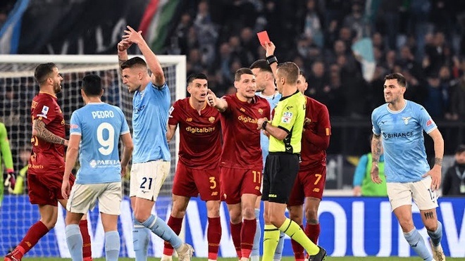 HLV Mourinho suýt ẩu đả với Chủ tịch Lazio sau trận derby máu lửa - 2