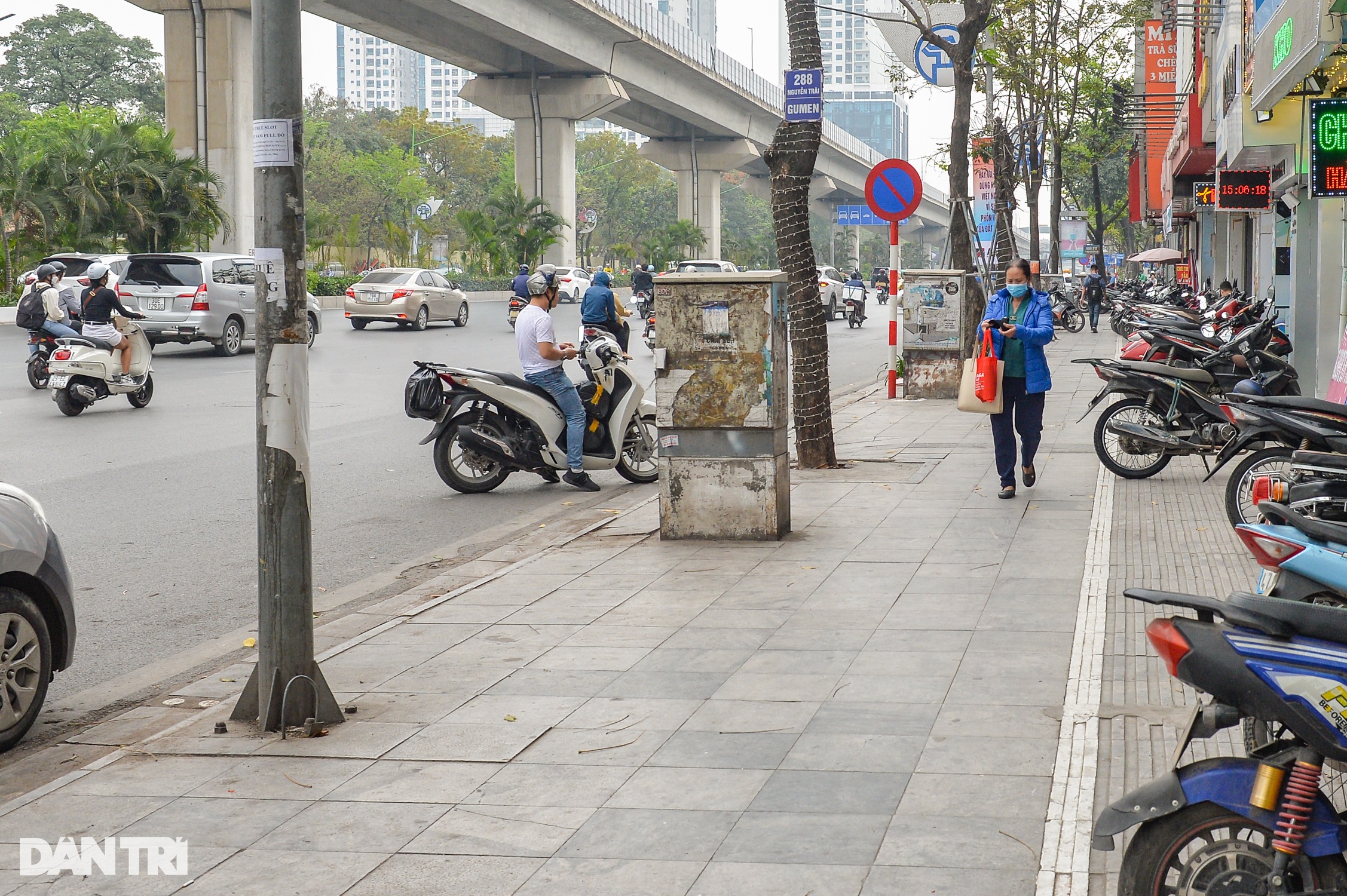 Giành vỉa hè ở Hà Nội, công an đi phía trước dân lấn chiếm đằng sau   - 1