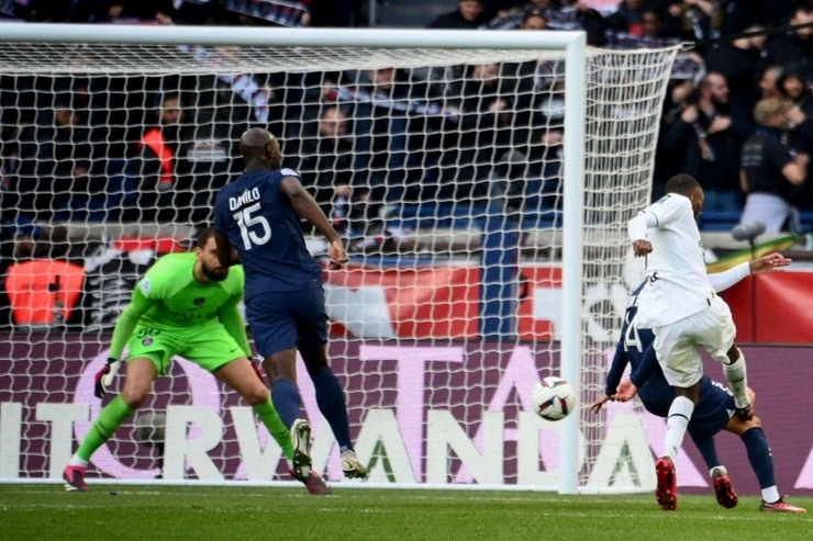 Messi và Mbappe vô duyên, PSG nhận cú sốc ở Ligue 1 - 3