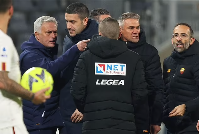 HLV Mourinho suýt ẩu đả với Chủ tịch Lazio sau trận derby máu lửa - 1