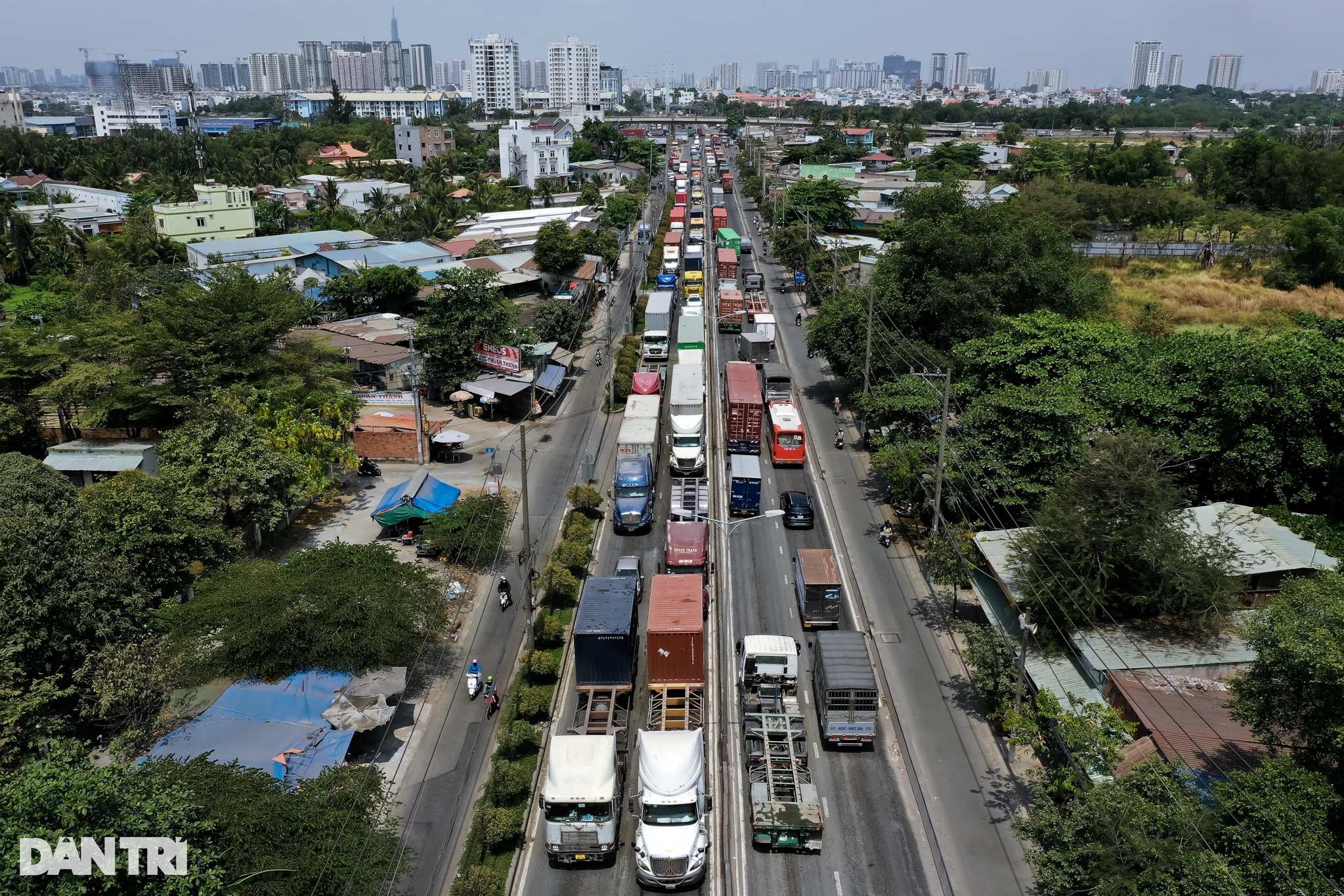 Tài xế than trời vì kẹt xe như cơm bữa ở cửa ngõ phía Đông TPHCM - 14 Tài xế than trời vì kẹt xe như cơm bữa ở cửa ngõ phía Đông TPHCM - 14
