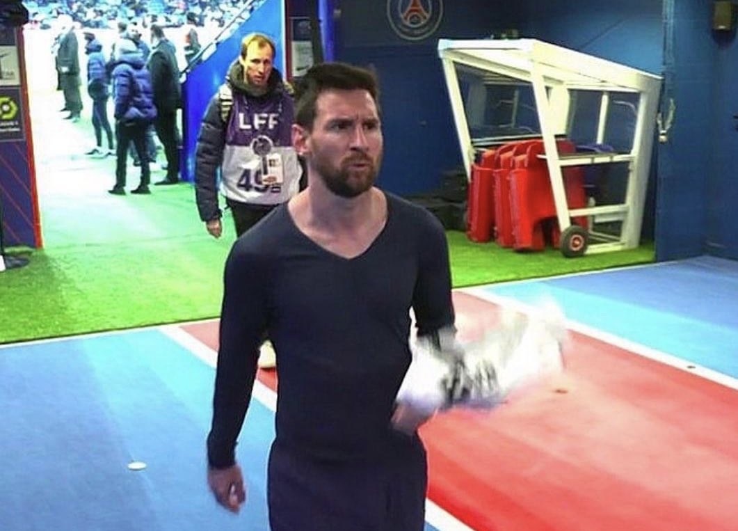 Phản ứng đau xót của Messi sau khi bị cổ động viên chửi rủa - 1
