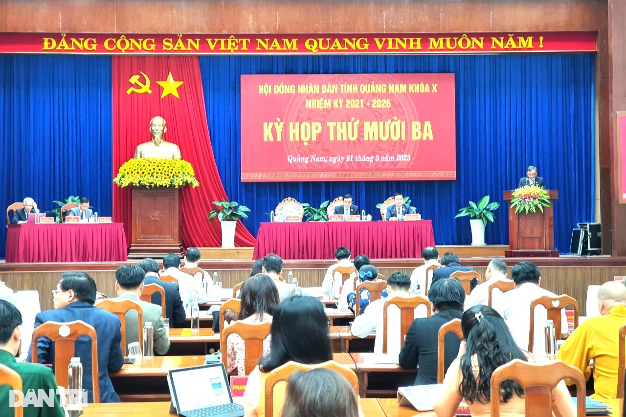Bỏ phiếu cho ông Nguyễn Viết Dũng thôi làm đại biểu HĐND Quảng Nam - 1