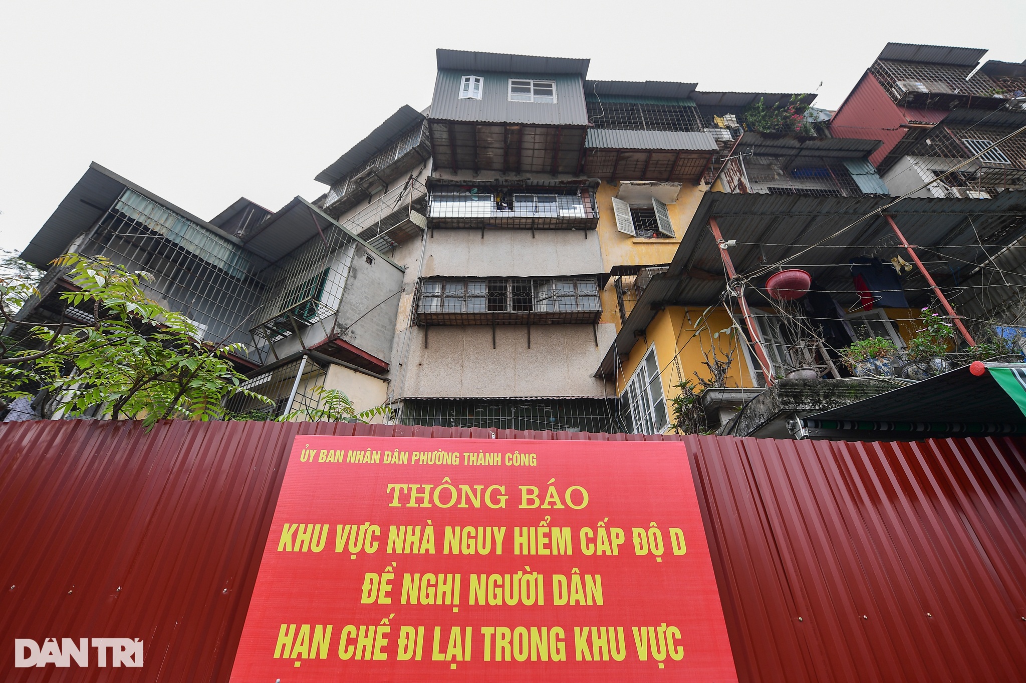 Dù được cảnh báo nguy hiểm, 21 hộ dân quyết bám trụ chung cư bị nghiêng đổ - 2