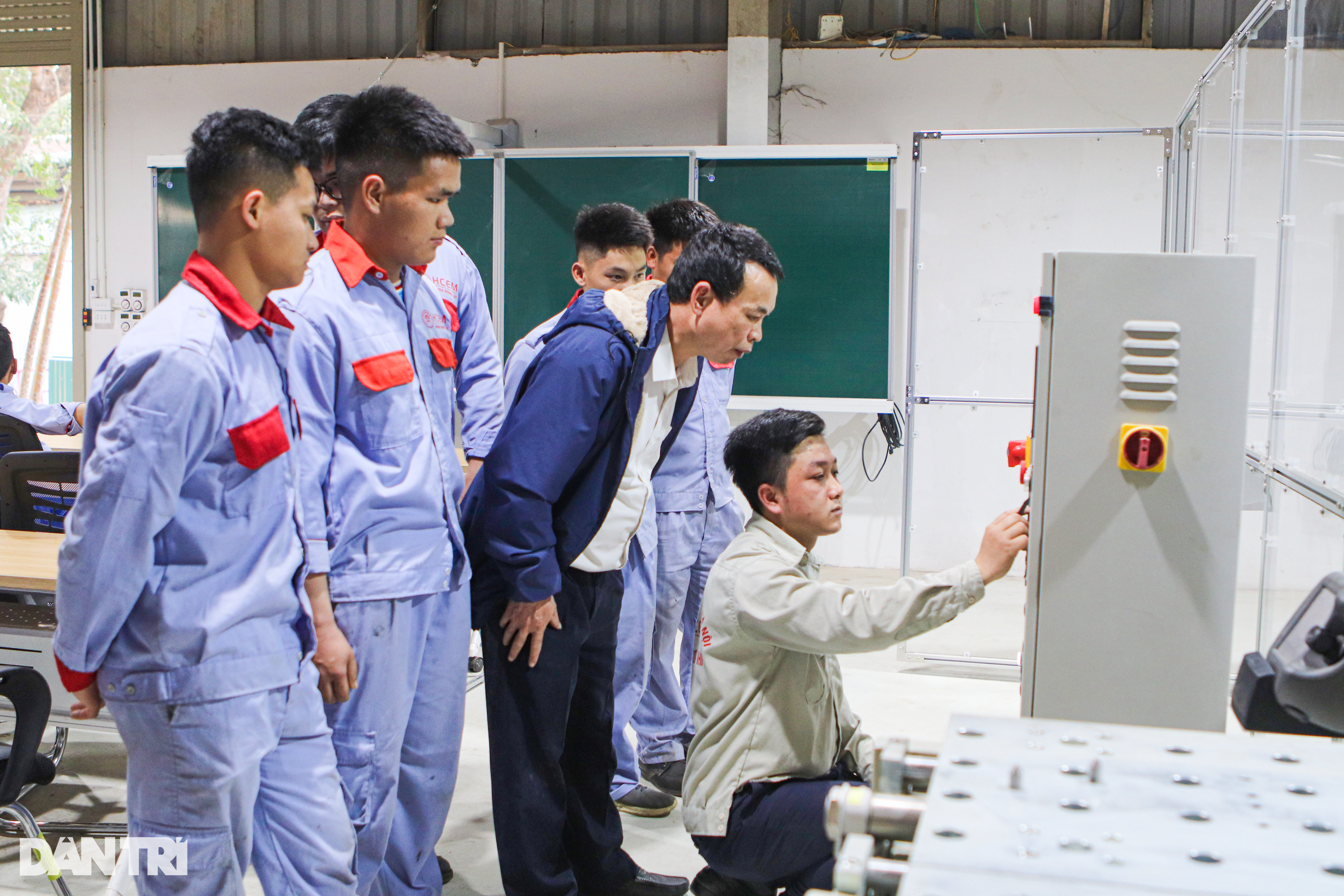 Nghề bấm nút ra sản phẩm có lương cao nhưng mang tiếng nặng nhọc, độc hại - 1 Nghề bấm nút ra sản phẩm có lương cao nhưng mang tiếng nặng nhọc, độc hại - 1