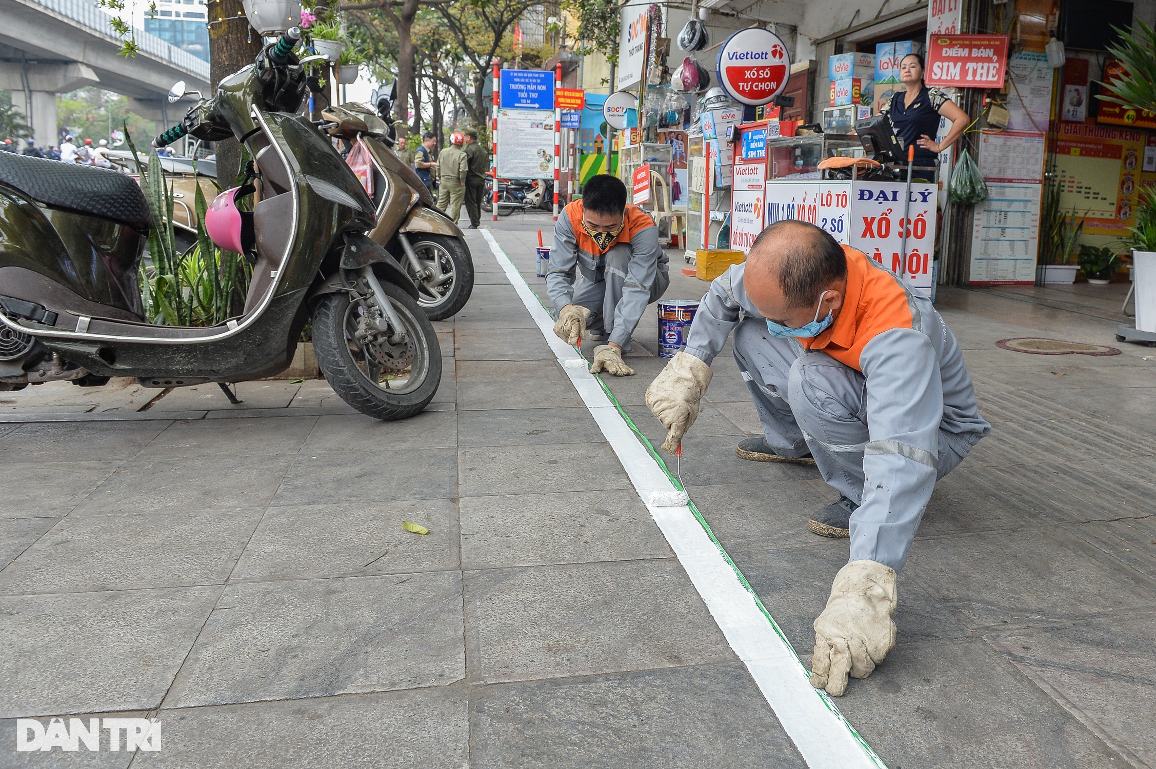 Nữ sinh đi bộ chắp tay xin lỗi vì giẫm trúng vạch kẻ vỉa hè mới sơn - 1