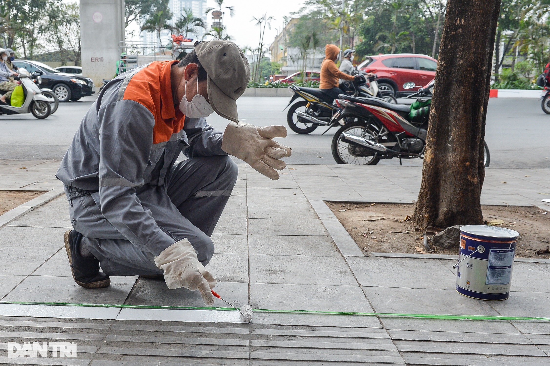 Nữ sinh đi bộ chắp tay xin lỗi vì giẫm trúng vạch kẻ vỉa hè mới sơn - 3 Nữ sinh đi bộ chắp tay xin lỗi vì giẫm trúng vạch kẻ vỉa hè mới sơn - 3
