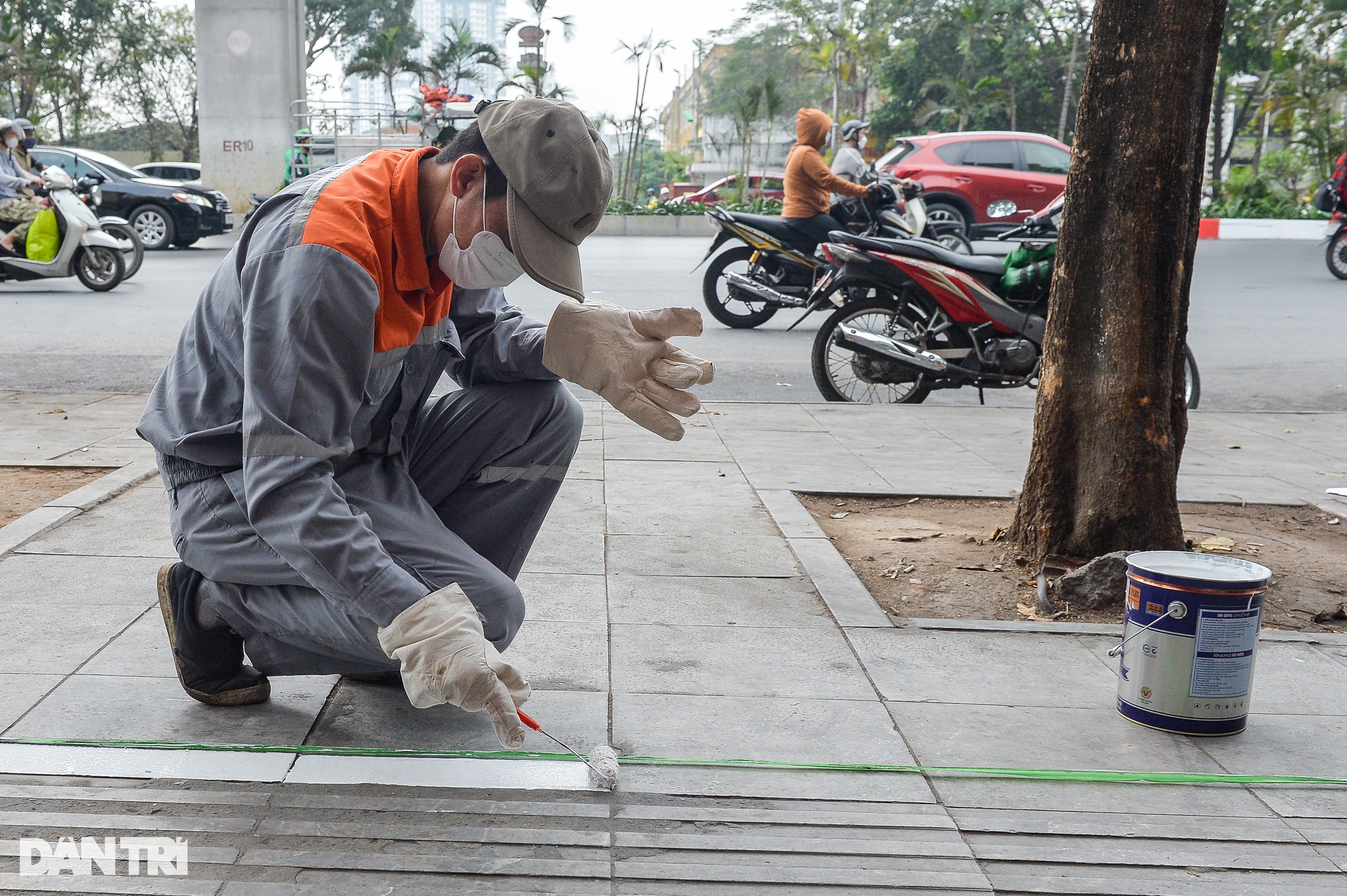 Nữ sinh đi bộ chắp tay xin lỗi vì giẫm trúng vạch kẻ vỉa hè mới sơn - 3