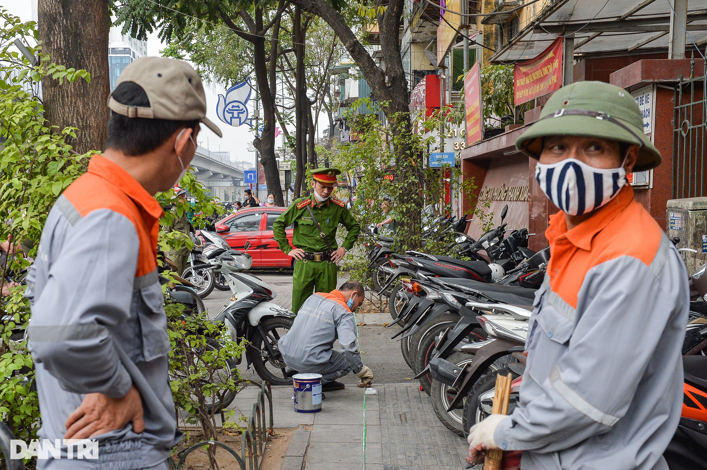 Nữ sinh đi bộ chắp tay xin lỗi vì giẫm trúng vạch kẻ vỉa hè mới sơn - 2