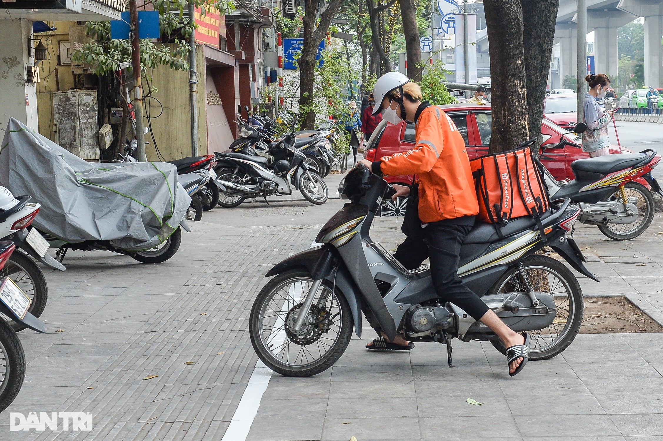 Nữ sinh đi bộ chắp tay xin lỗi vì giẫm trúng vạch kẻ vỉa hè mới sơn - 5