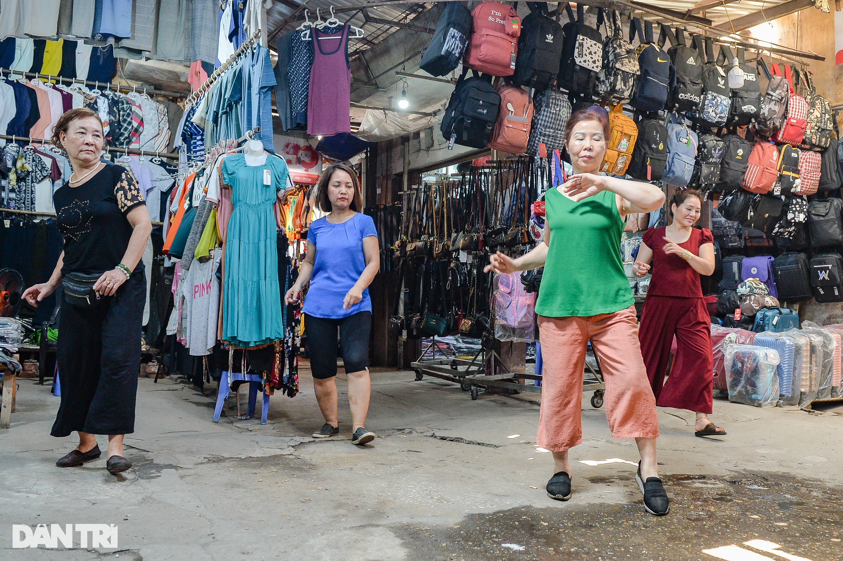 Chợ truyền thống Hà Nội đìu hiu, tiểu thương bật nhạc nhảy, ngủ xuyên trưa - 5