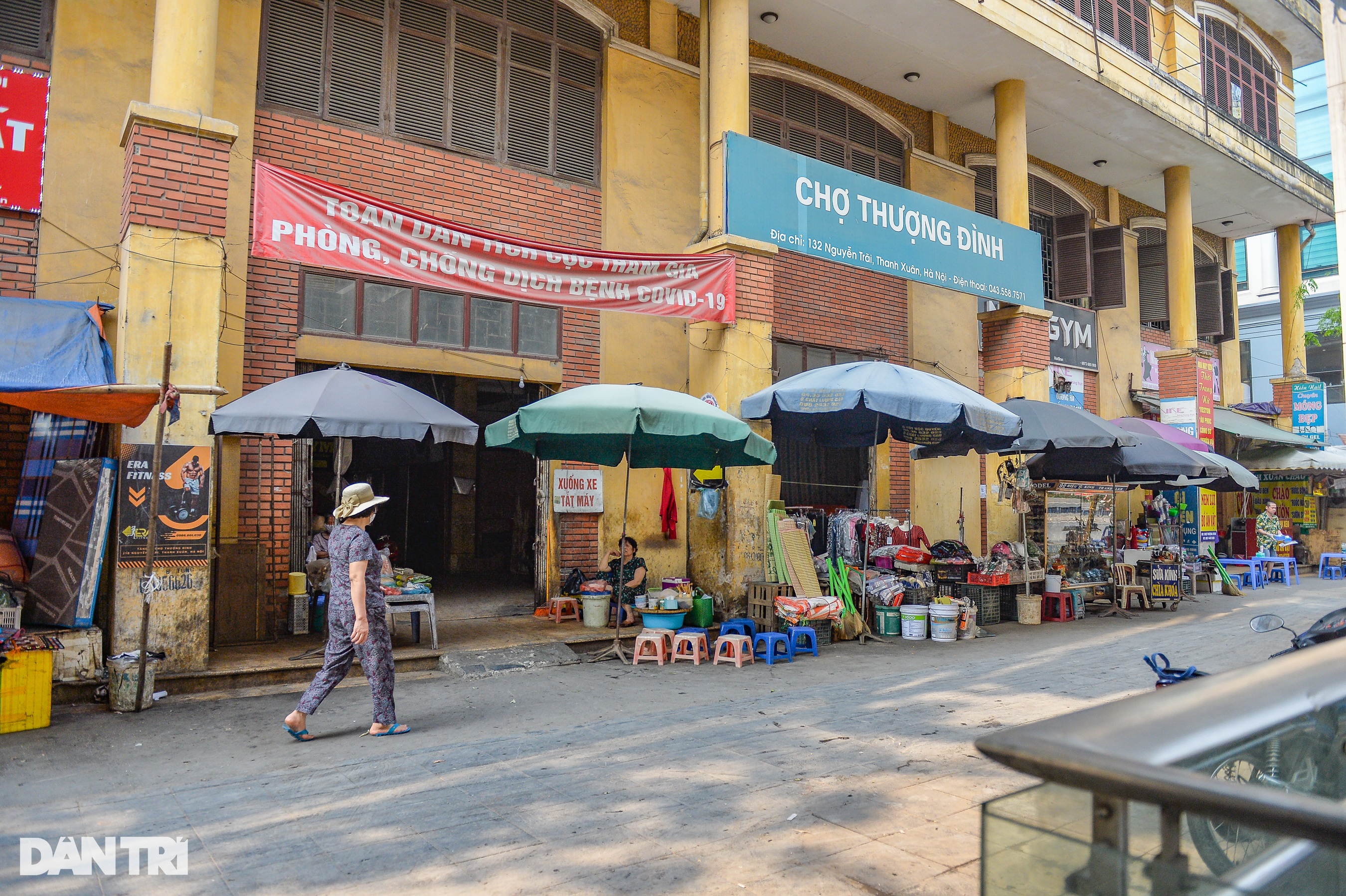 Chợ truyền thống Hà Nội đìu hiu, tiểu thương bật nhạc nhảy, ngủ xuyên trưa - 16