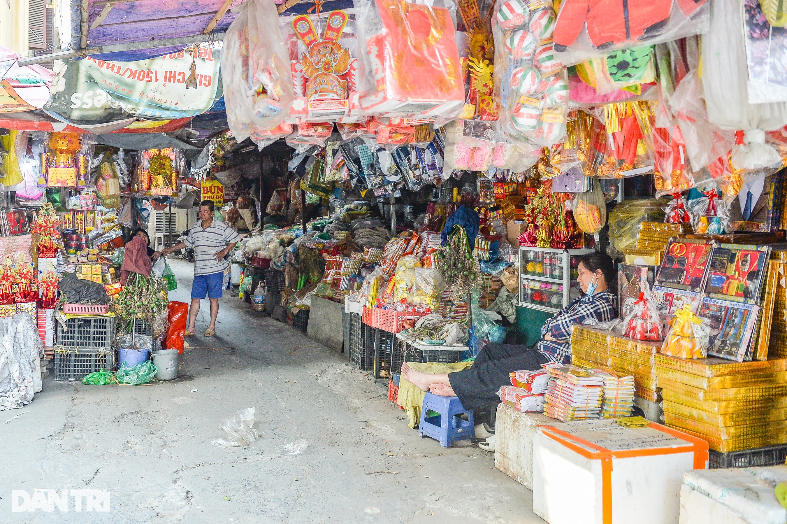 Chợ truyền thống Hà Nội đìu hiu, tiểu thương bật nhạc nhảy, ngủ xuyên trưa - 17