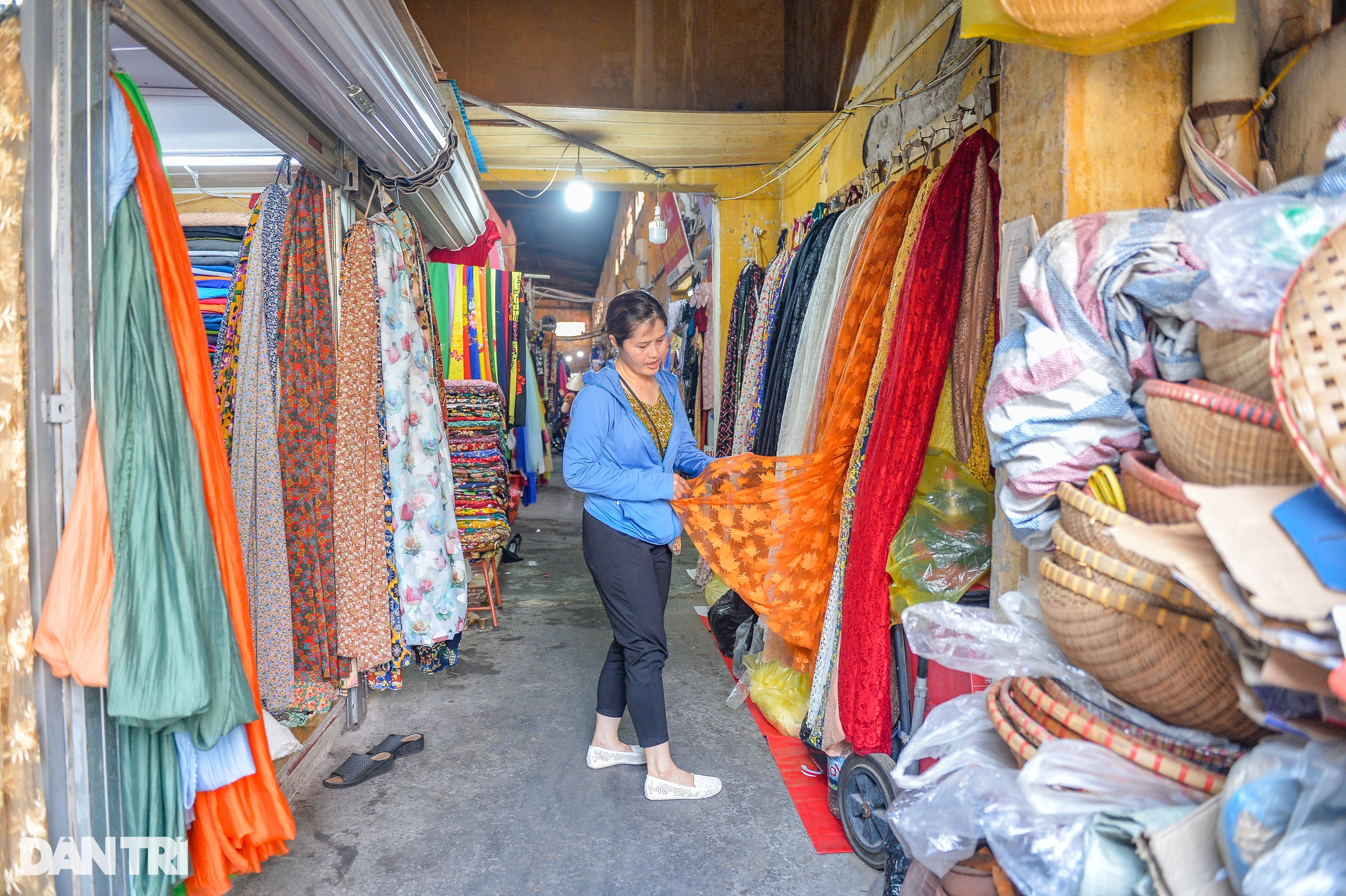 Chợ truyền thống Hà Nội đìu hiu, tiểu thương bật nhạc nhảy, ngủ xuyên trưa - 13 Chợ truyền thống Hà Nội đìu hiu, tiểu thương bật nhạc nhảy, ngủ xuyên trưa - 13