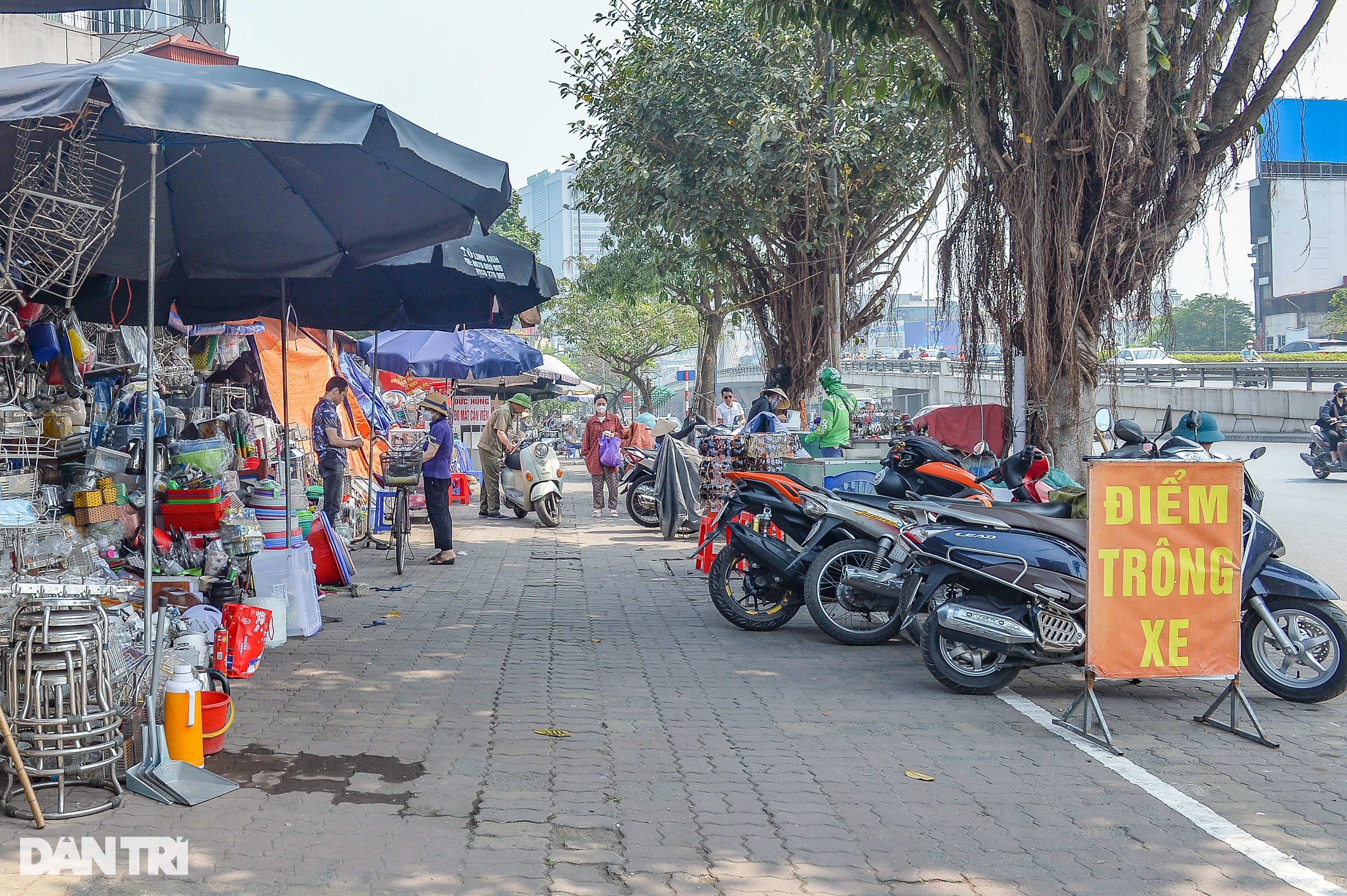 Chợ truyền thống Hà Nội đìu hiu, tiểu thương bật nhạc nhảy, ngủ xuyên trưa - 2