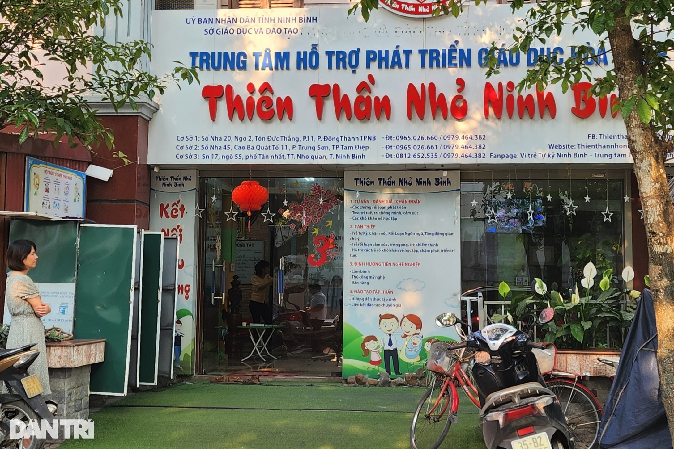Cô giáo dùng tay tác động liên tục vào đầu cháu bé chậm phát triển - 1 Cô giáo dùng tay tác động liên tục vào đầu cháu bé chậm phát triển - 1