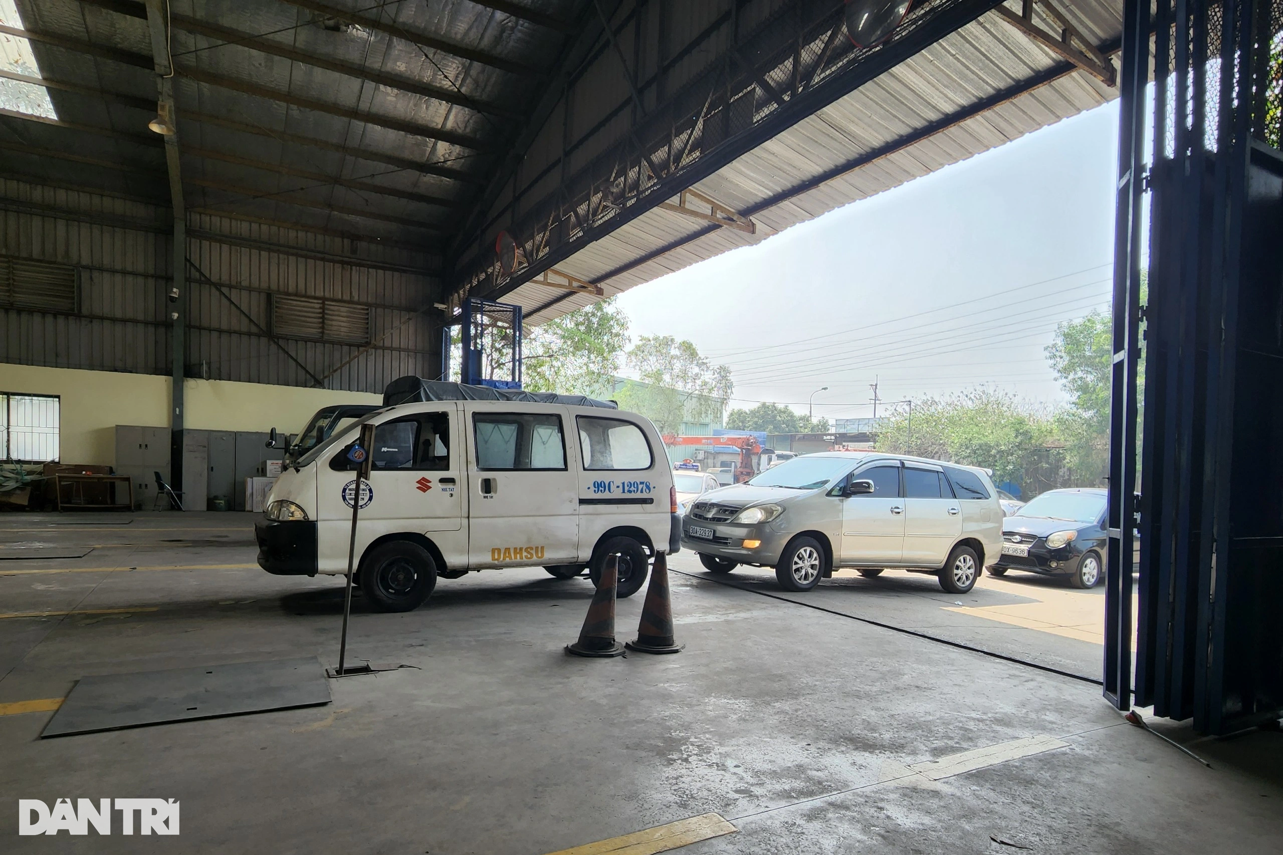Miễn đăng kiểm xe mới, chủ xe vẫn phải xếp hàng chờ lấy phiếu - 4 Miễn đăng kiểm xe mới, chủ xe vẫn phải xếp hàng chờ lấy phiếu - 4