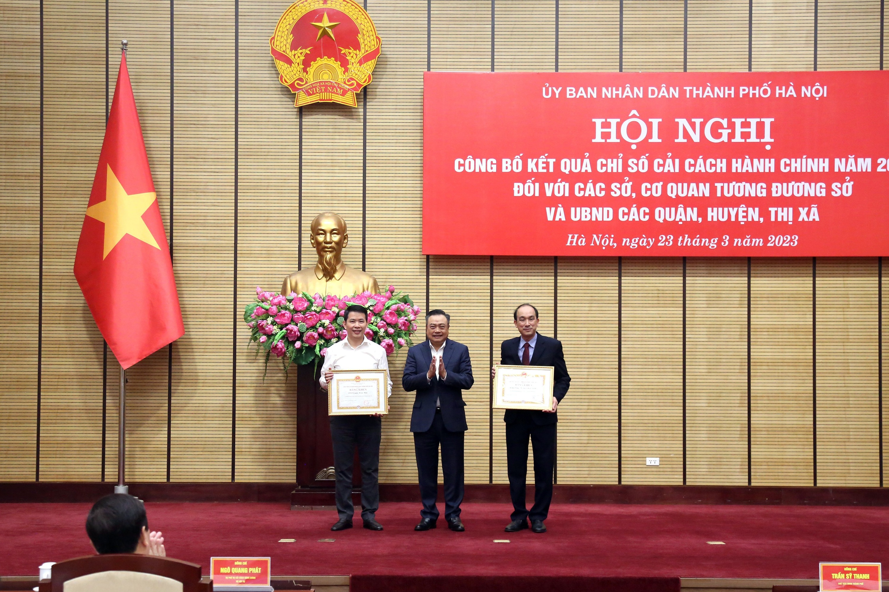 Chủ tịch Hà Nội: Cải cách hành chính chính là tiền - 1